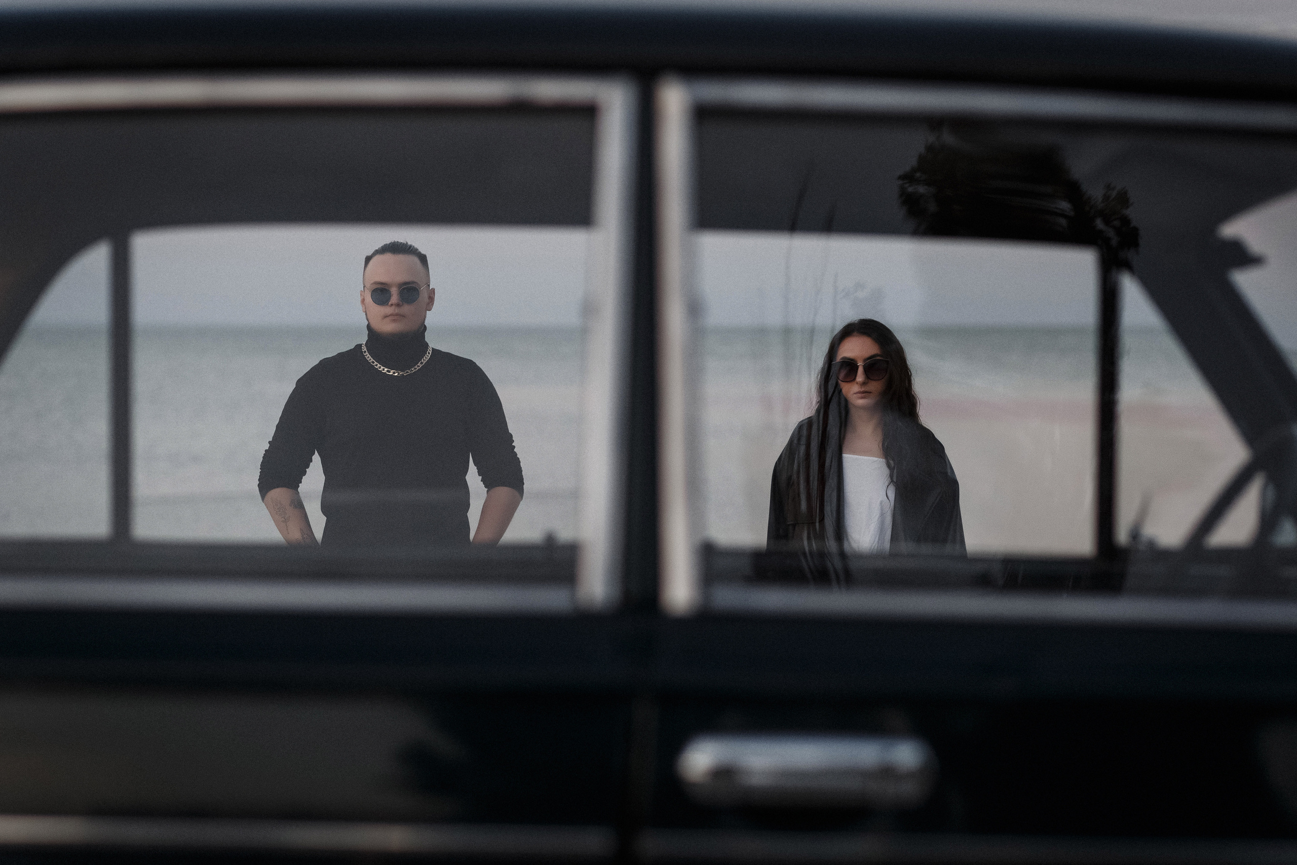 Фотосессия Ярика и Насти на пляже Таганрога на фоне машины. Свадебный и семейный фотограф в Таганроге Бакарюк Антон