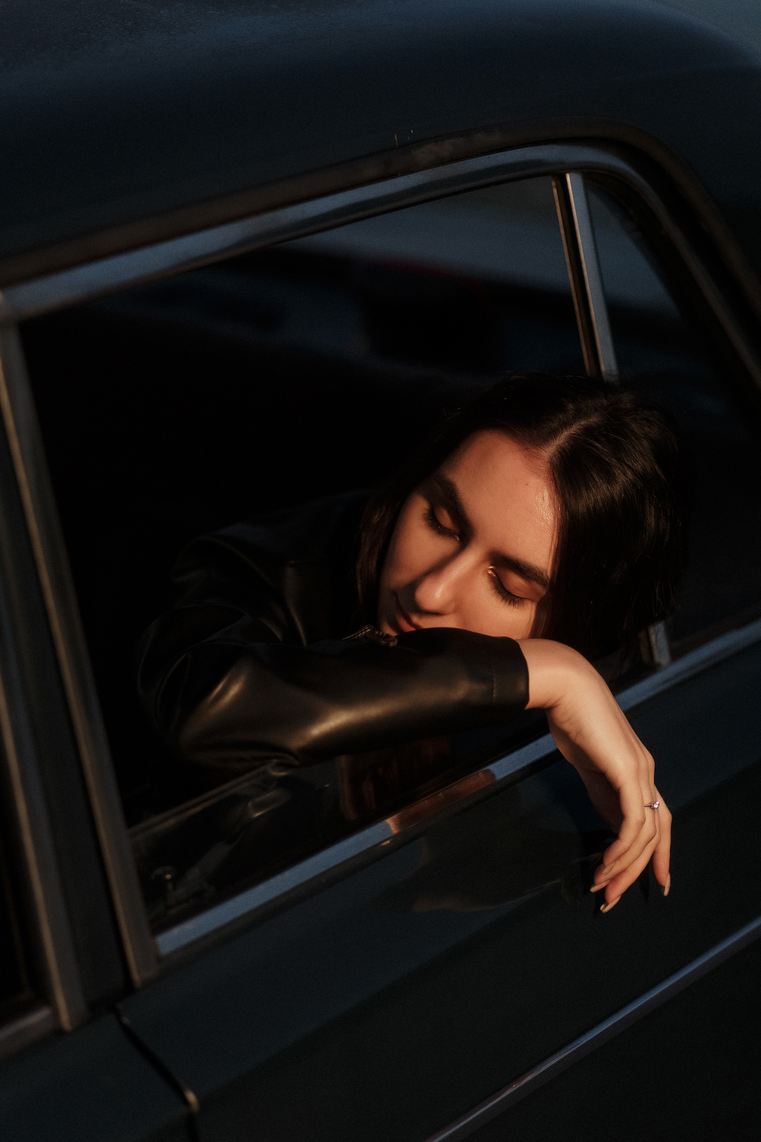 Фотосессия Ярика и Насти на пляже Таганрога на фоне машины. Свадебный и семейный фотограф в Таганроге Бакарюк Антон