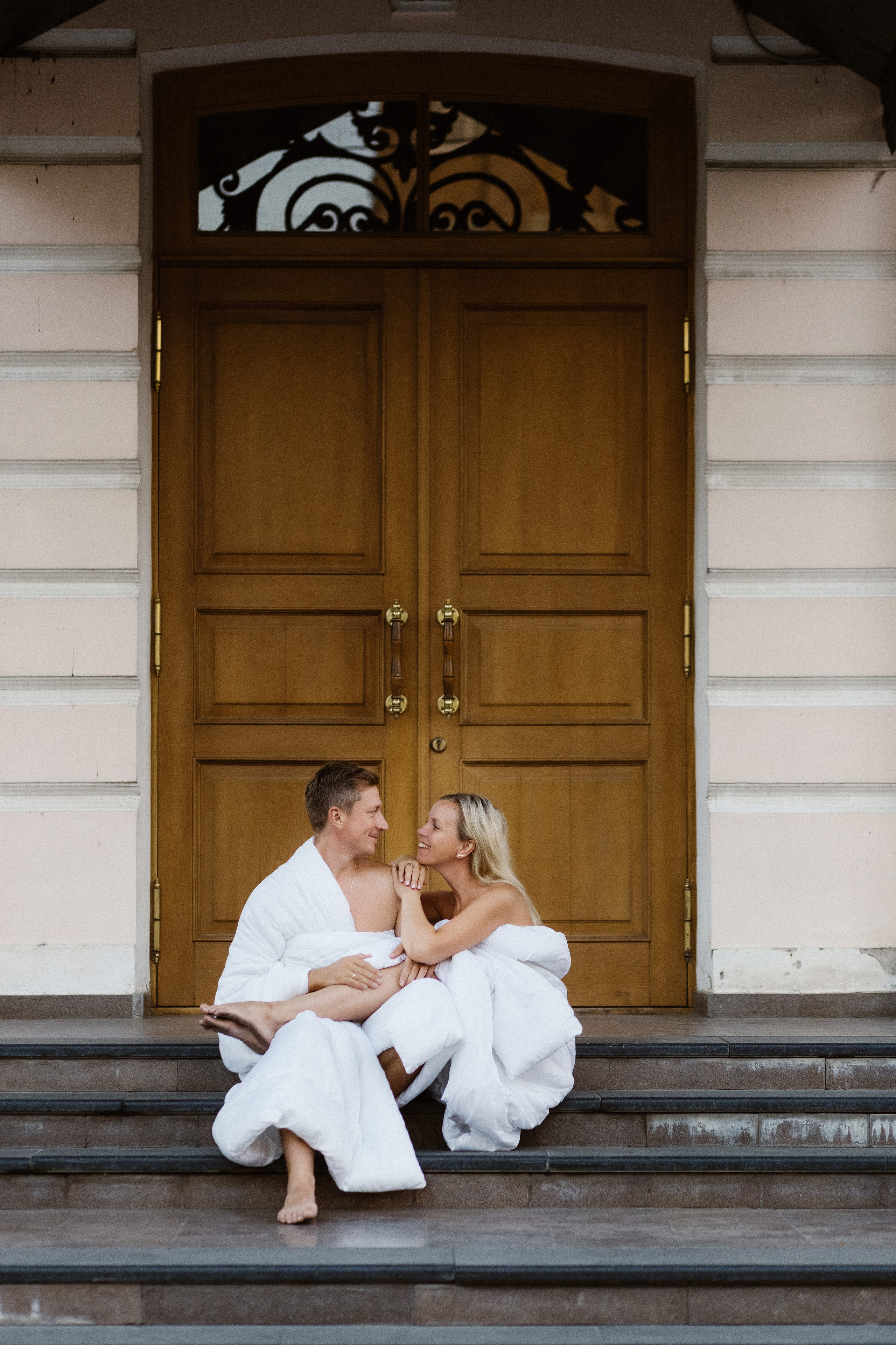 Фотосессия у Театра Чехова в Таганроге: Рассвет в Одеялах на улице Петровская с Олегом и Марией. Свадебный и семейный фотограф в Таганроге Бакарюк Антон