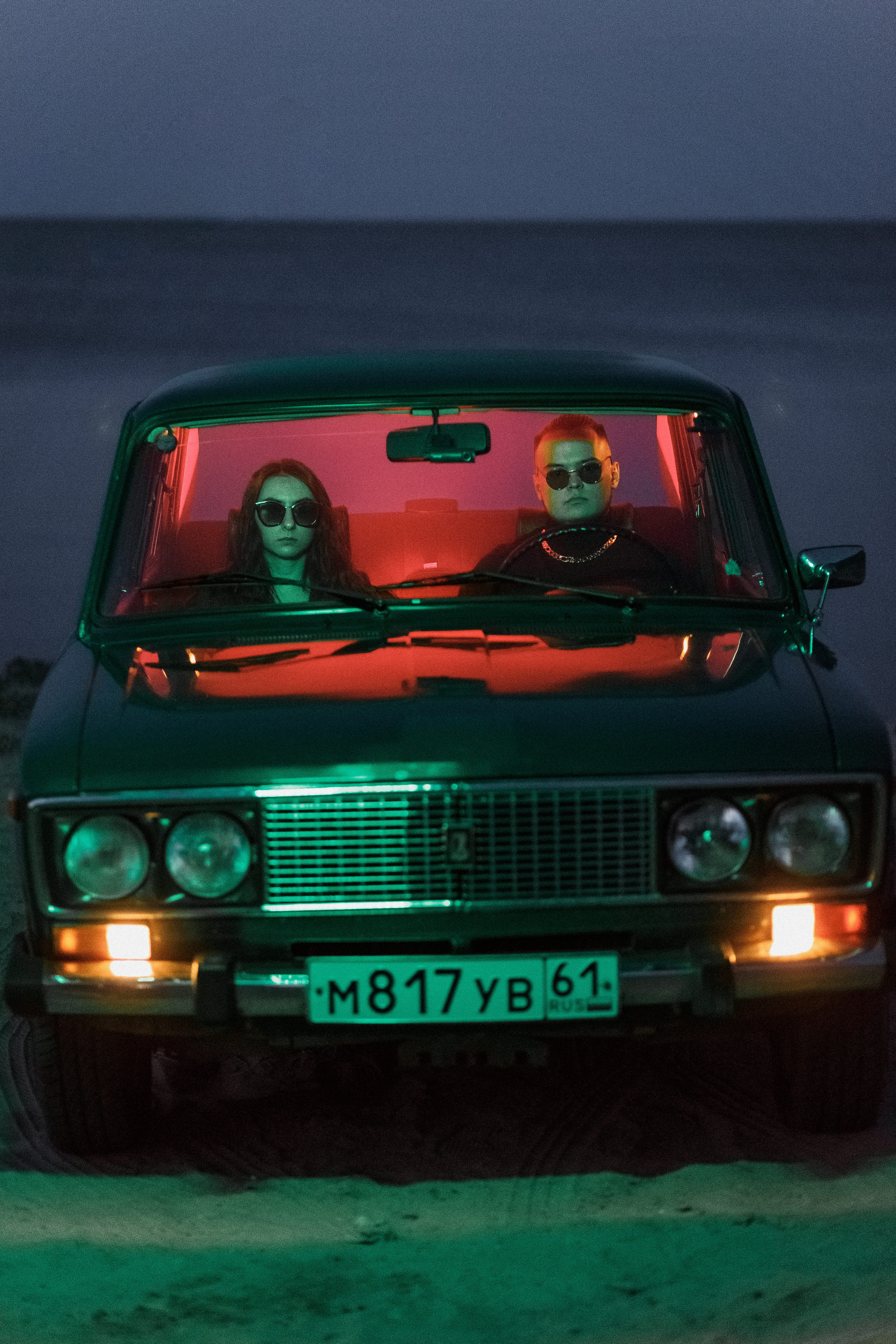 Фотосессия Ярика и Насти на пляже Таганрога на фоне машины. Свадебный и семейный фотограф в Таганроге Бакарюк Антон