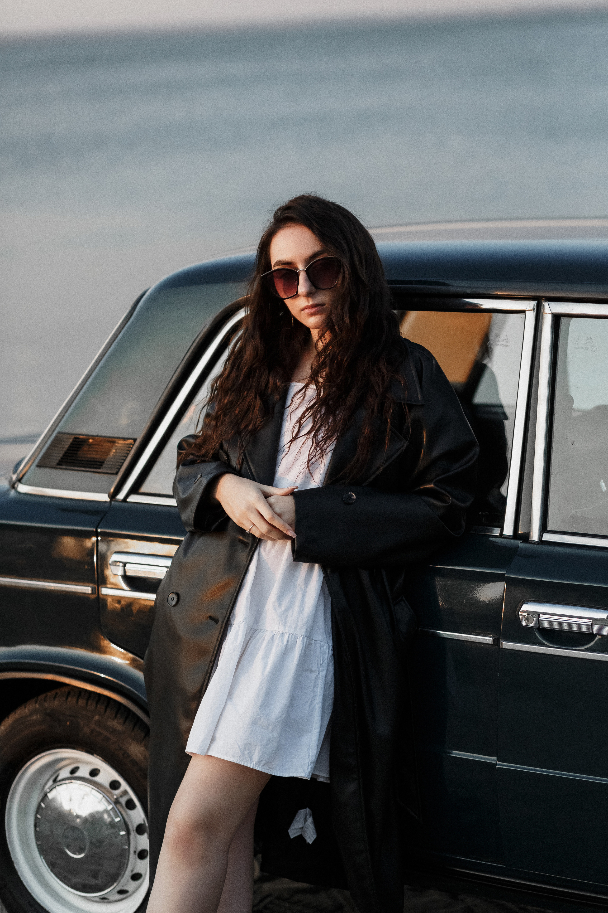 Фотосессия Ярика и Насти на пляже Таганрога на фоне машины. Свадебный и семейный фотограф в Таганроге Бакарюк Антон