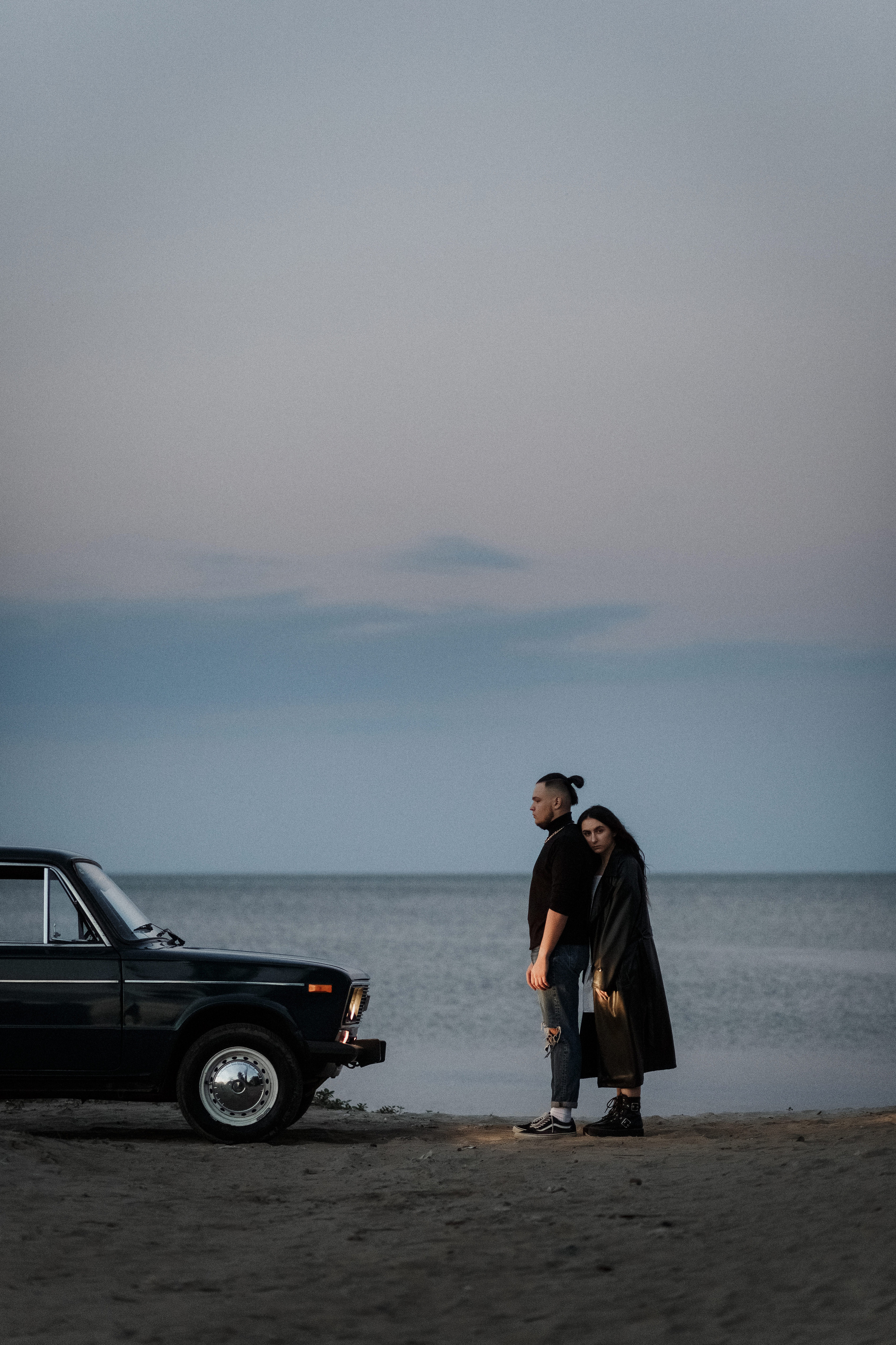 Фотосессия Ярика и Насти на пляже Таганрога на фоне машины. Свадебный и семейный фотограф в Таганроге Бакарюк Антон