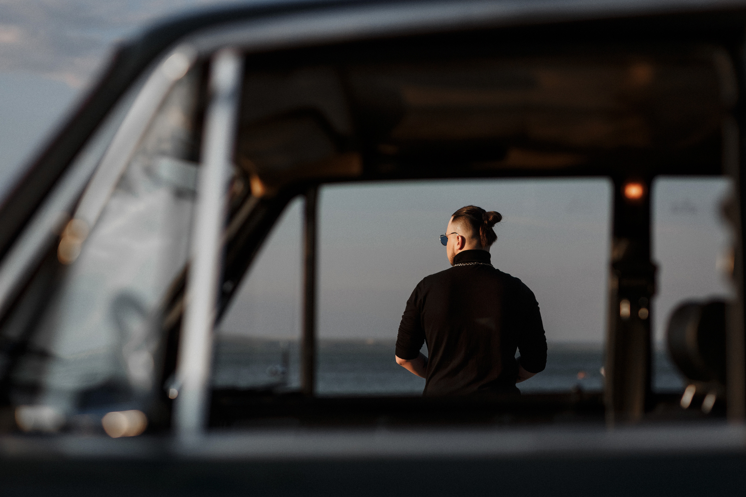 Фотосессия Ярика и Насти на пляже Таганрога на фоне машины. Свадебный и семейный фотограф в Таганроге Бакарюк Антон