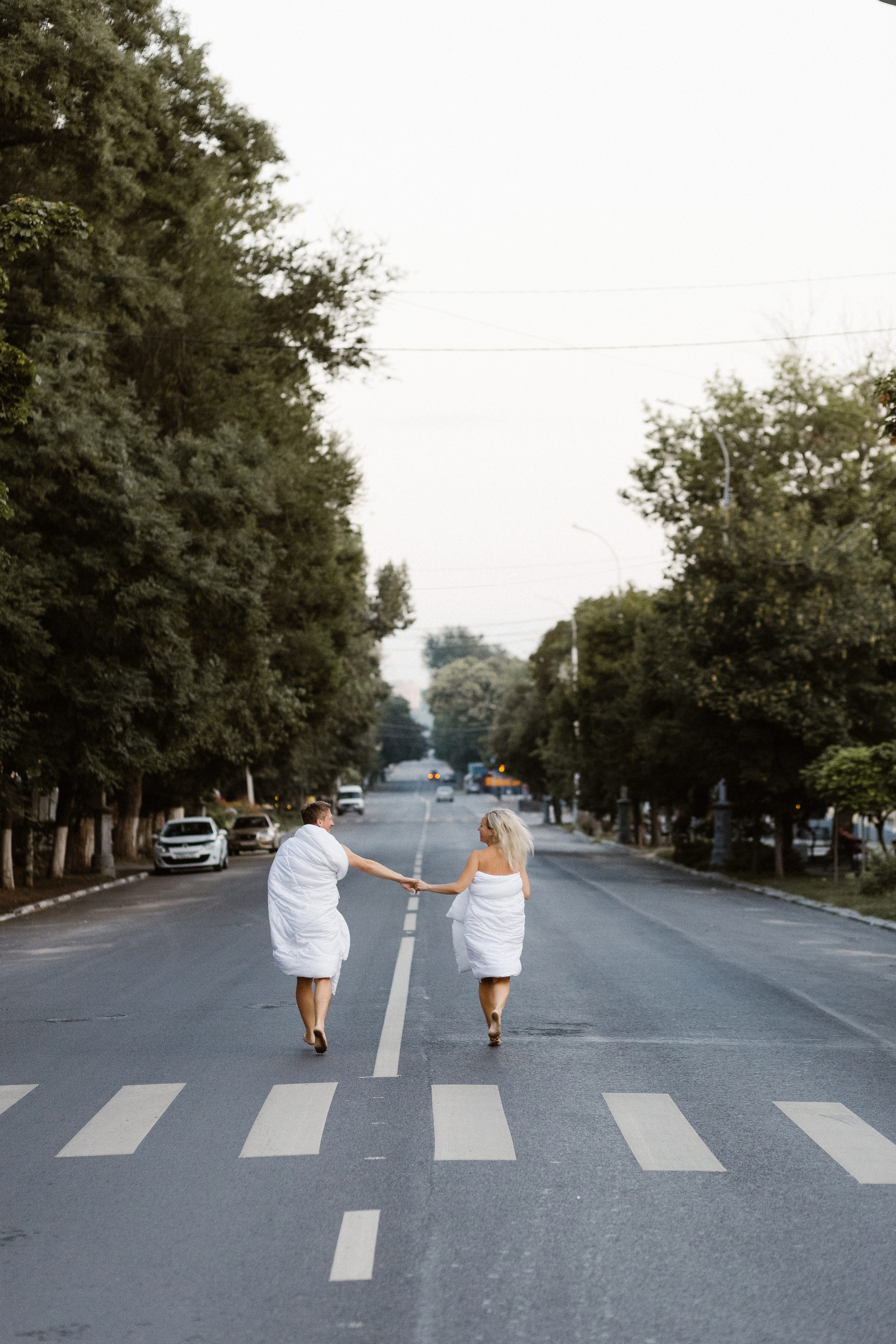 Фотосессия у Театра Чехова в Таганроге: Рассвет в Одеялах на улице Петровская с Олегом и Марией. Свадебный и семейный фотограф в Таганроге Бакарюк Антон