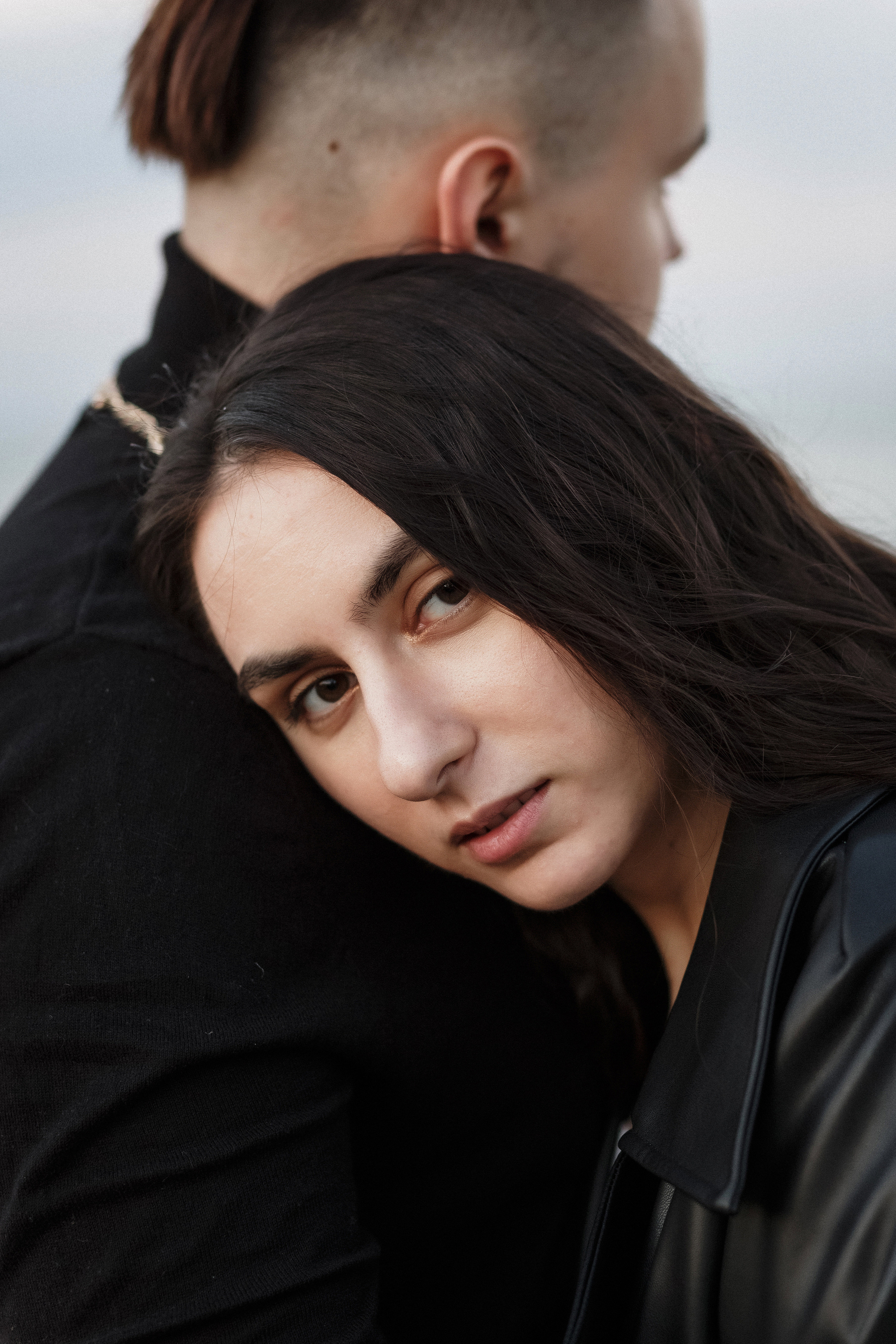 Фотосессия Ярика и Насти на пляже Таганрога на фоне машины. Свадебный и семейный фотограф в Таганроге Бакарюк Антон