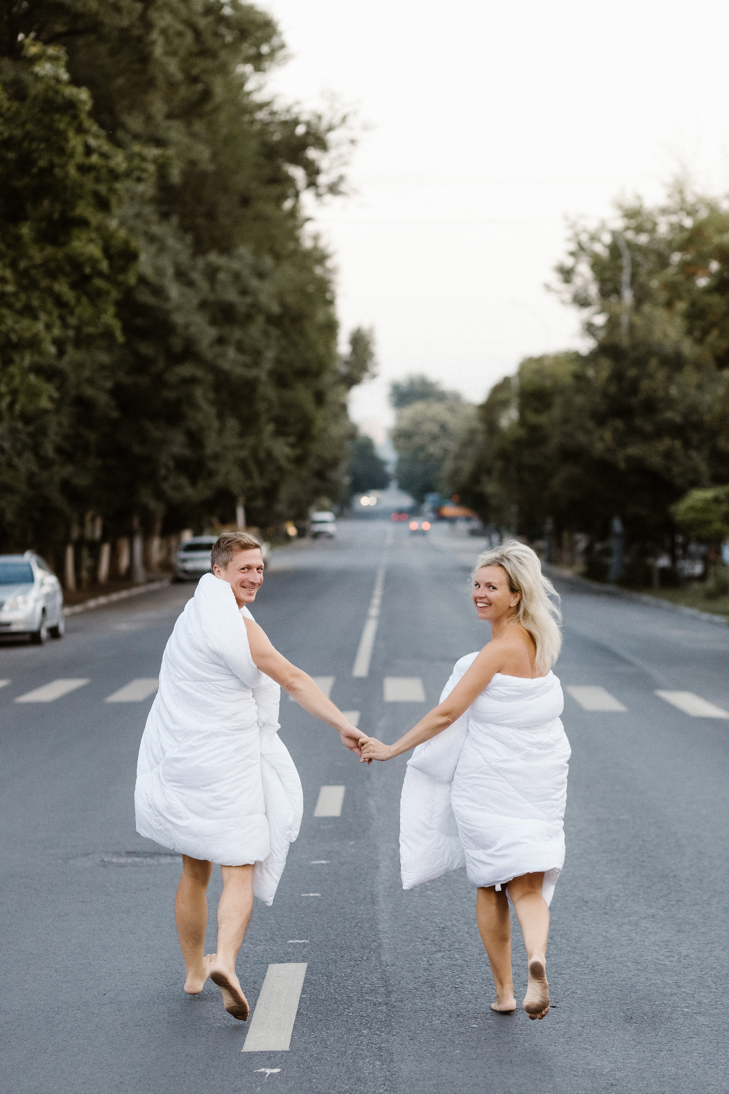 Фотосессия у Театра Чехова в Таганроге: Рассвет в Одеялах на улице Петровская с Олегом и Марией. Свадебный и семейный фотограф в Таганроге Бакарюк Антон