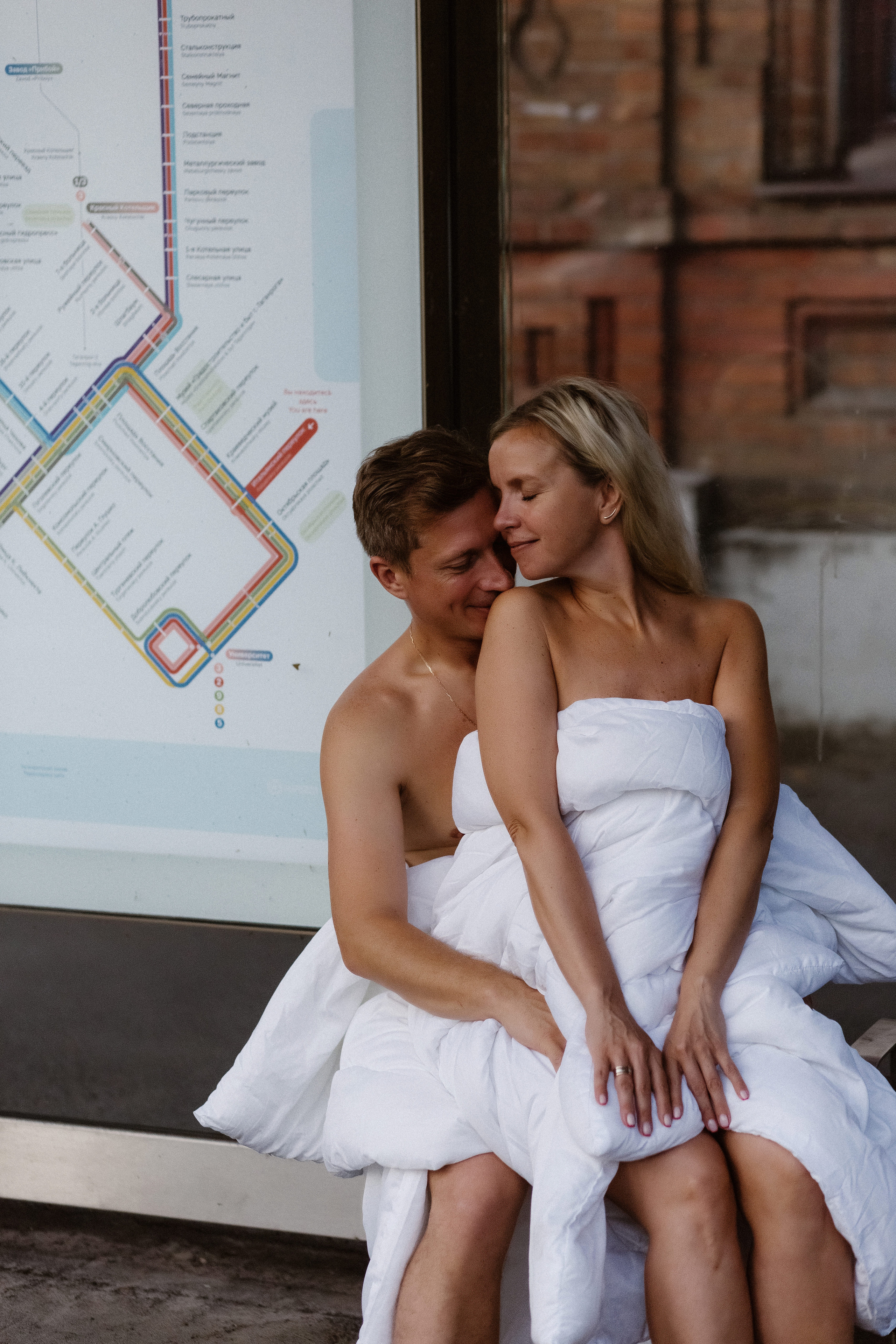 Фотосессия у Театра Чехова в Таганроге: Рассвет в Одеялах на улице Петровская с Олегом и Марией. Свадебный и семейный фотограф в Таганроге Бакарюк Антон