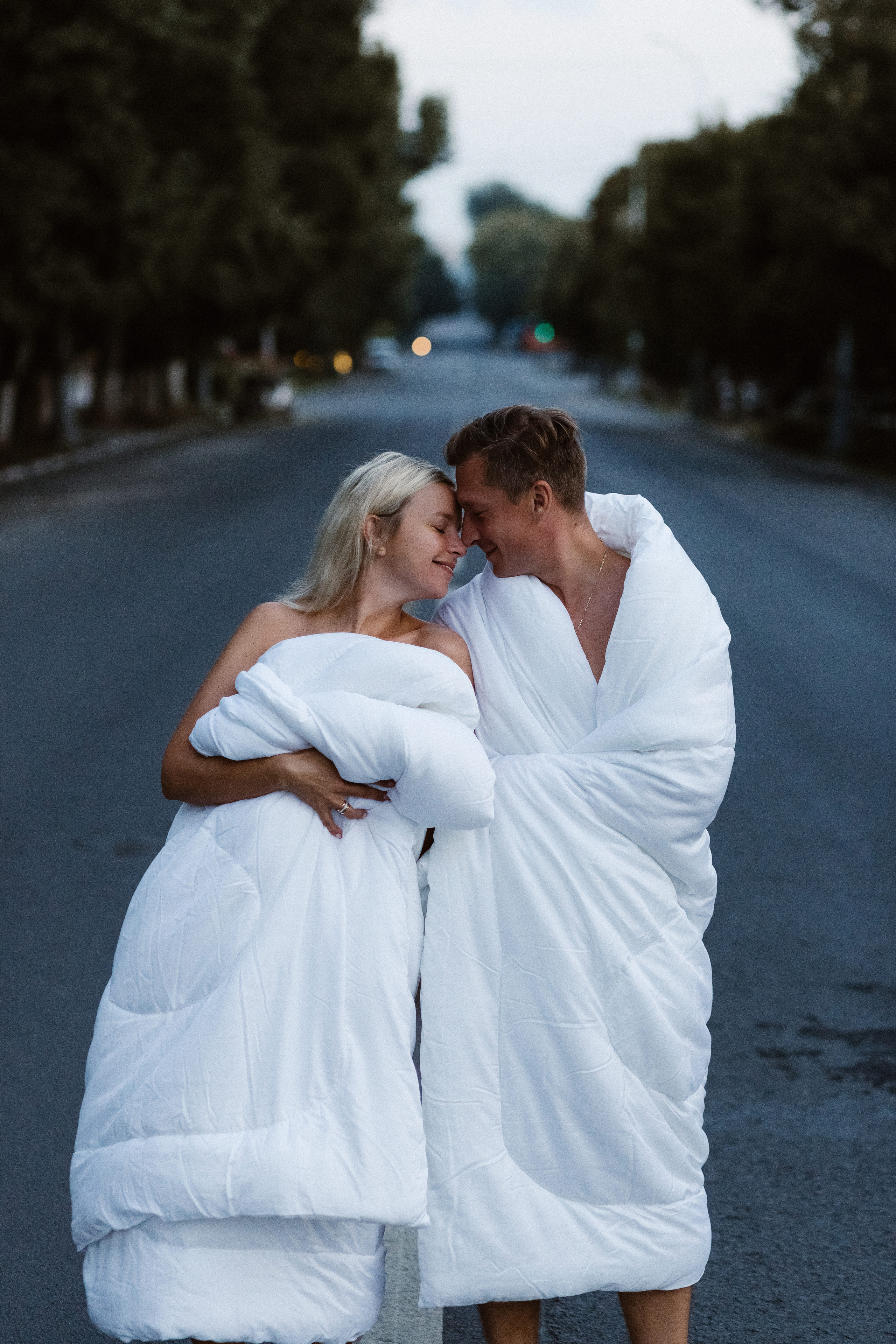 Романтический момент пары в белых одеялах на пешеходном переходе улицы Петровская рядом с Театром Чехова, Таганрог