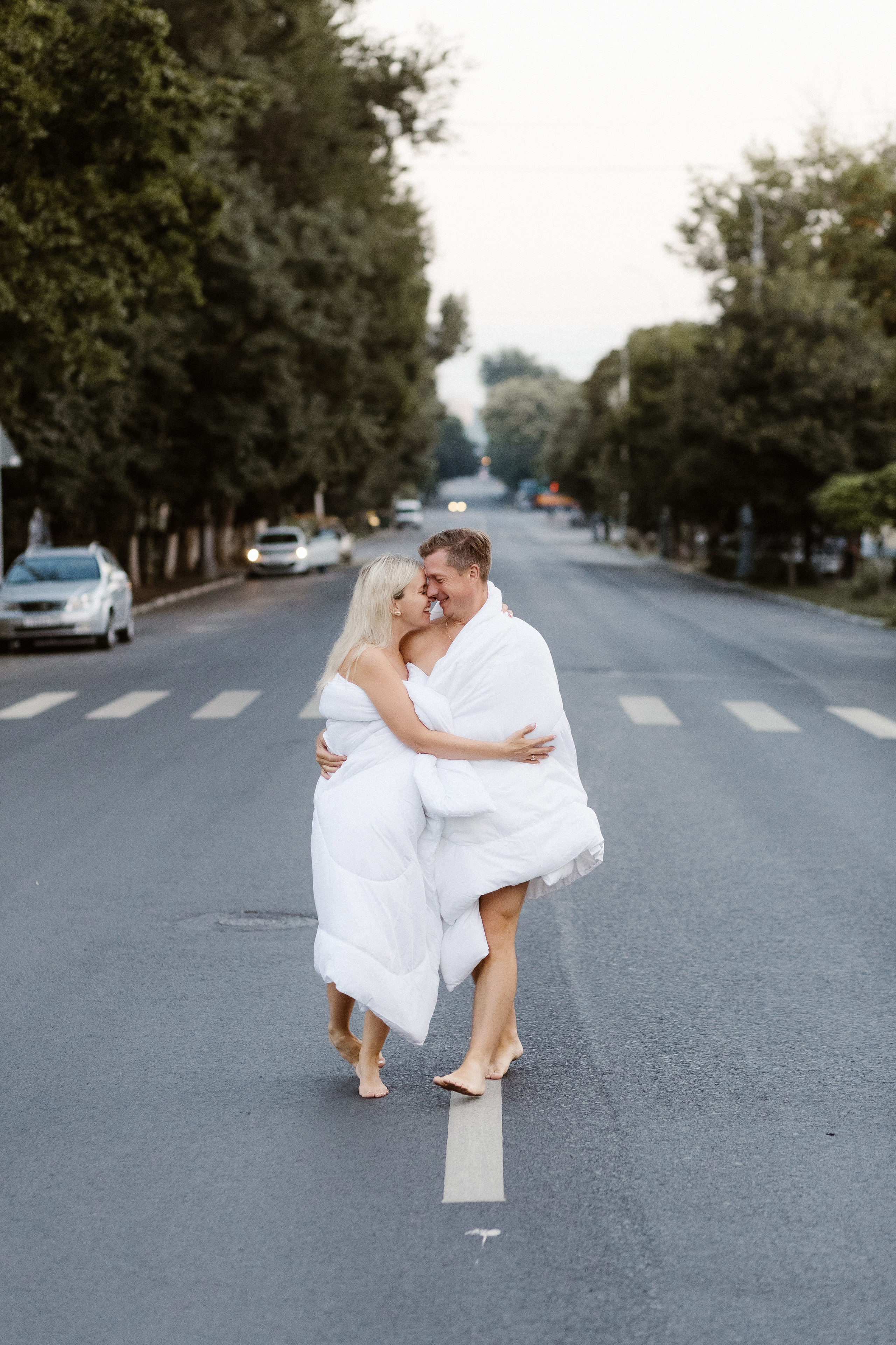 Фотосессия у Театра Чехова в Таганроге: Рассвет в Одеялах на улице Петровская с Олегом и Марией. Свадебный и семейный фотограф в Таганроге Бакарюк Антон