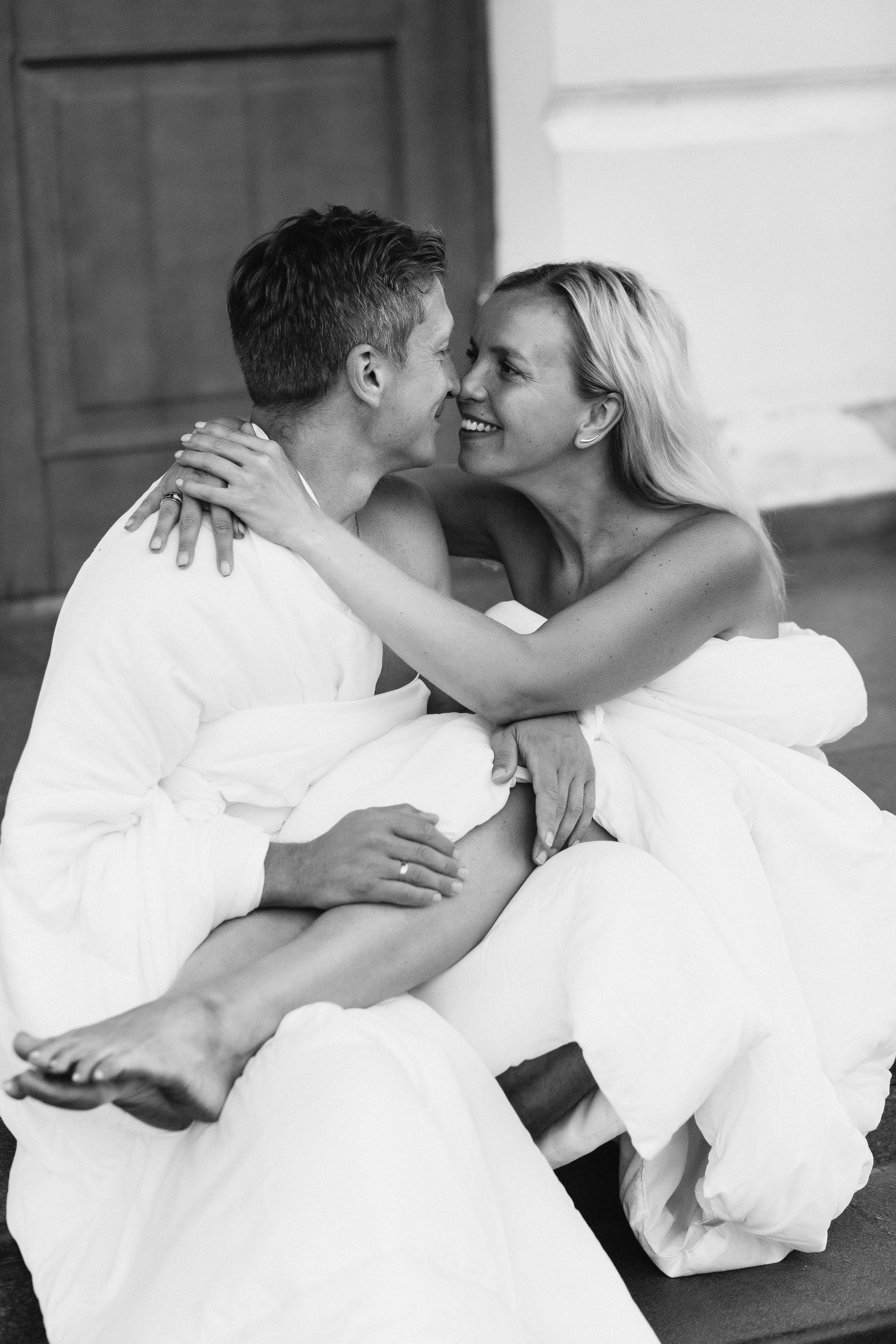 Фотосессия у Театра Чехова в Таганроге: Рассвет в Одеялах на улице Петровская с Олегом и Марией. Свадебный и семейный фотограф в Таганроге Бакарюк Антон