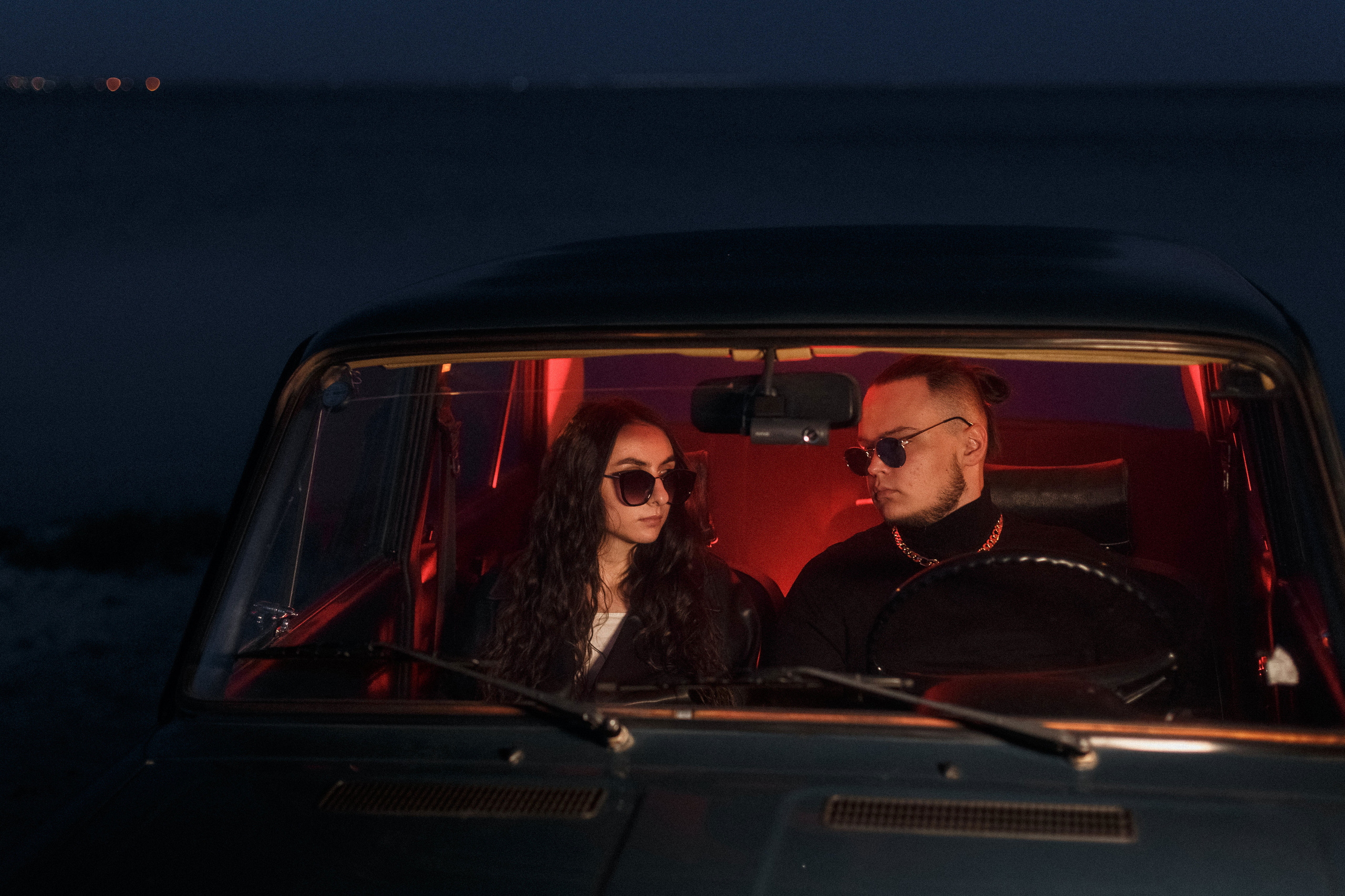 Фотосессия Ярика и Насти на пляже Таганрога на фоне машины. Свадебный и семейный фотограф в Таганроге Бакарюк Антон