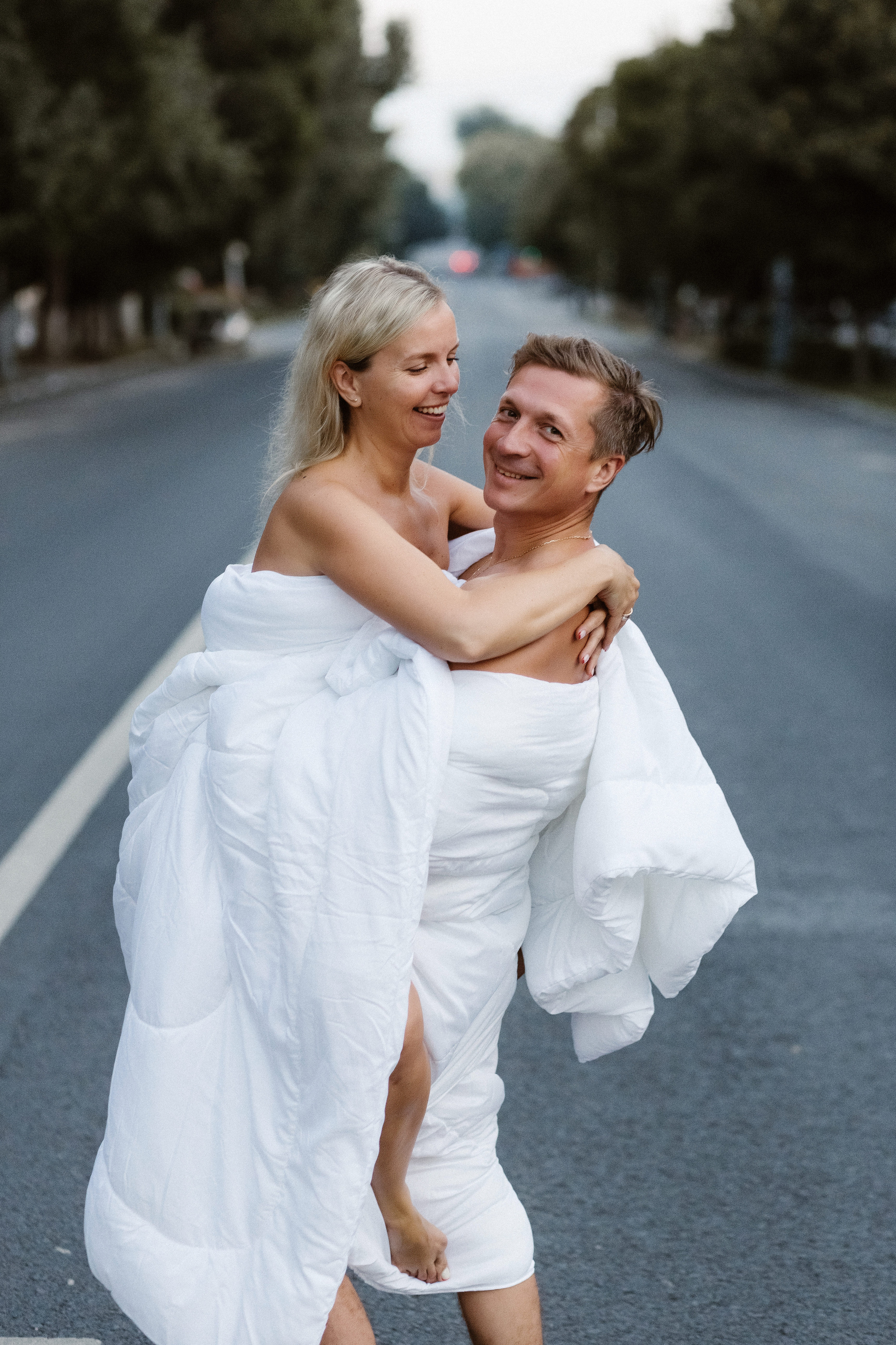 Улыбающиеся Олег и Мария в объятиях друг друга на рассвете на улице Петровская у Театра Чехова, Таганрог