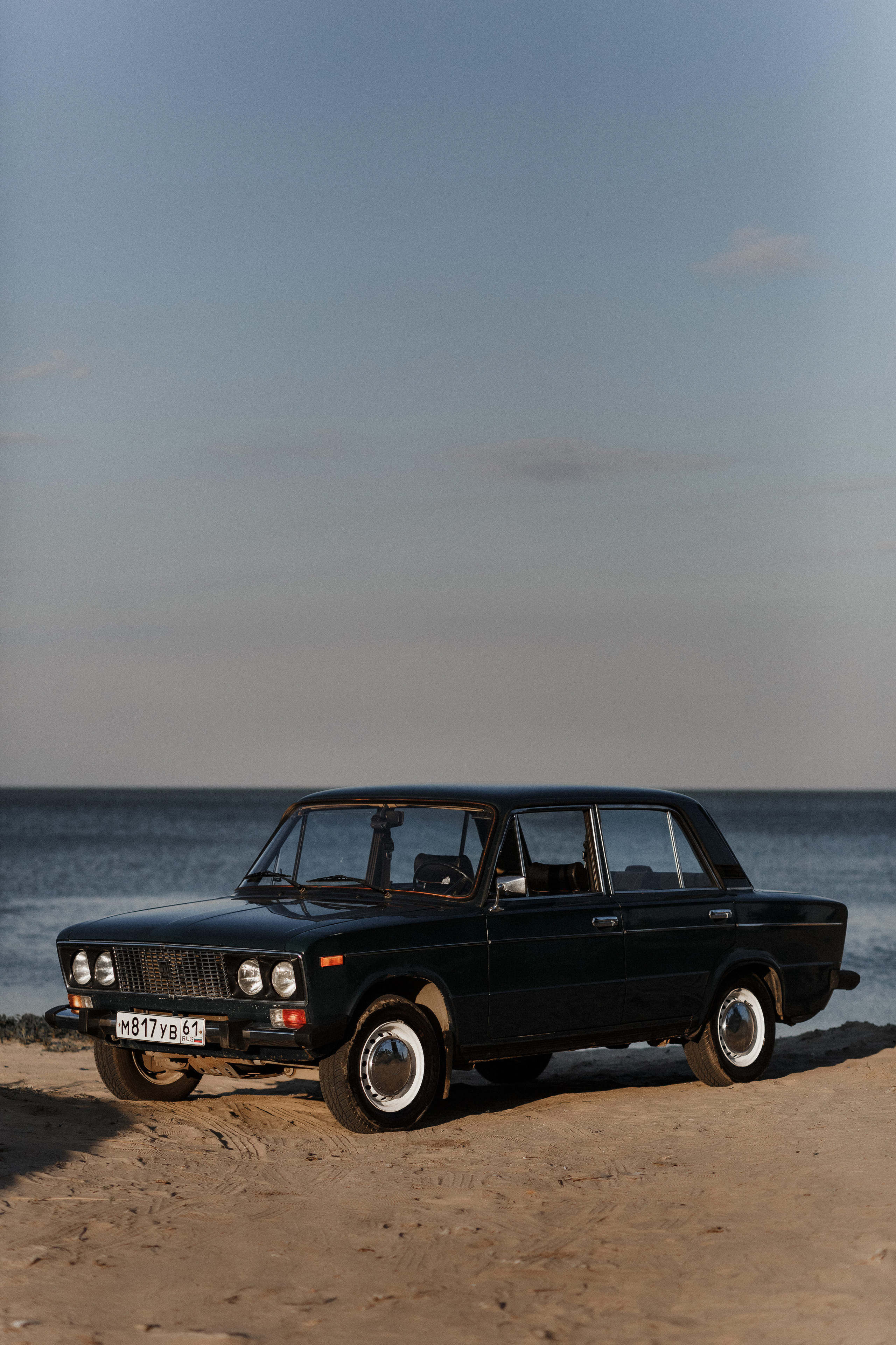 Фотосессия Ярика и Насти на пляже Таганрога на фоне машины. Свадебный и семейный фотограф в Таганроге Бакарюк Антон