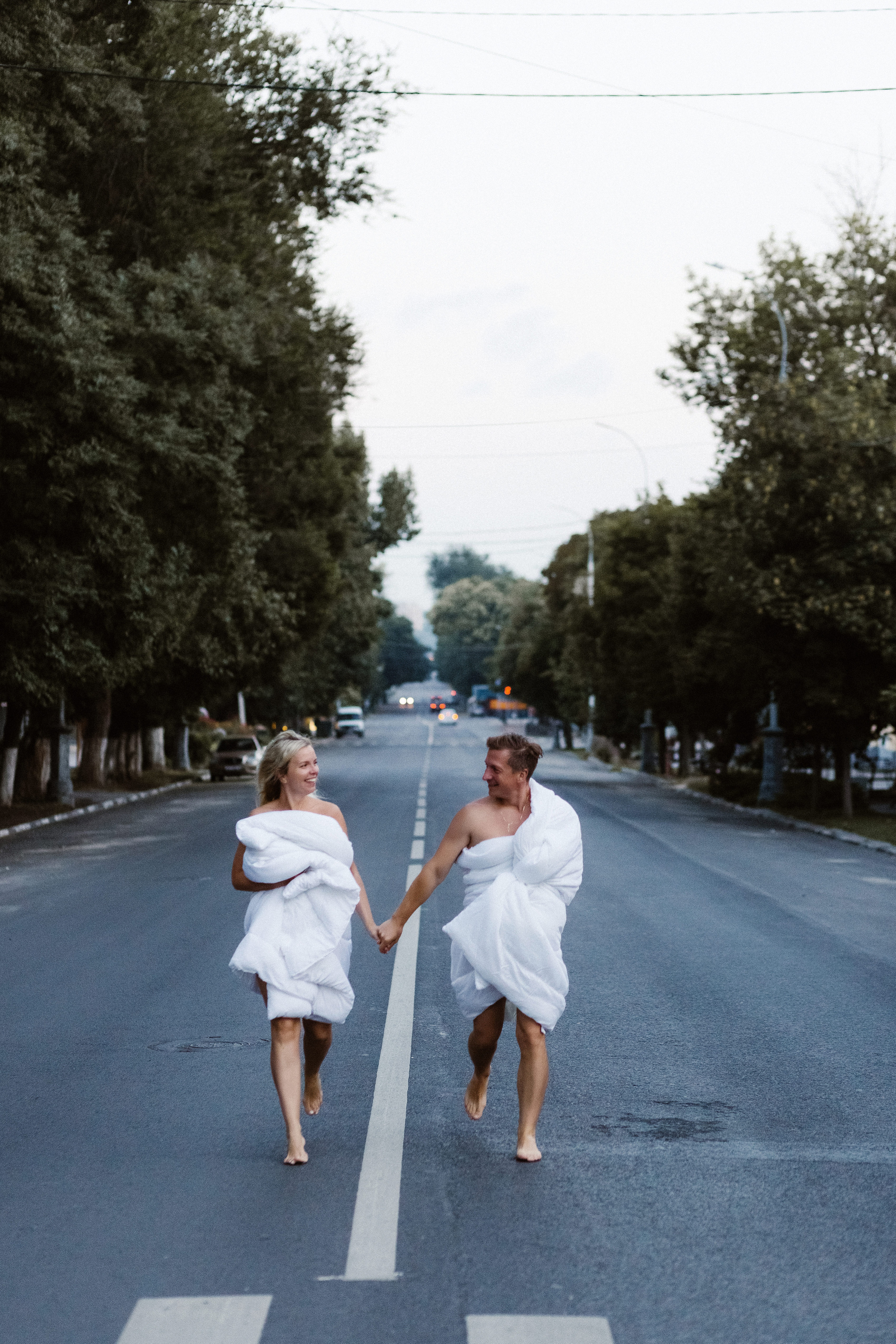 Фотосессия у Театра Чехова в Таганроге: Рассвет в Одеялах на улице Петровская с Олегом и Марией. Свадебный и семейный фотограф в Таганроге Бакарюк Антон