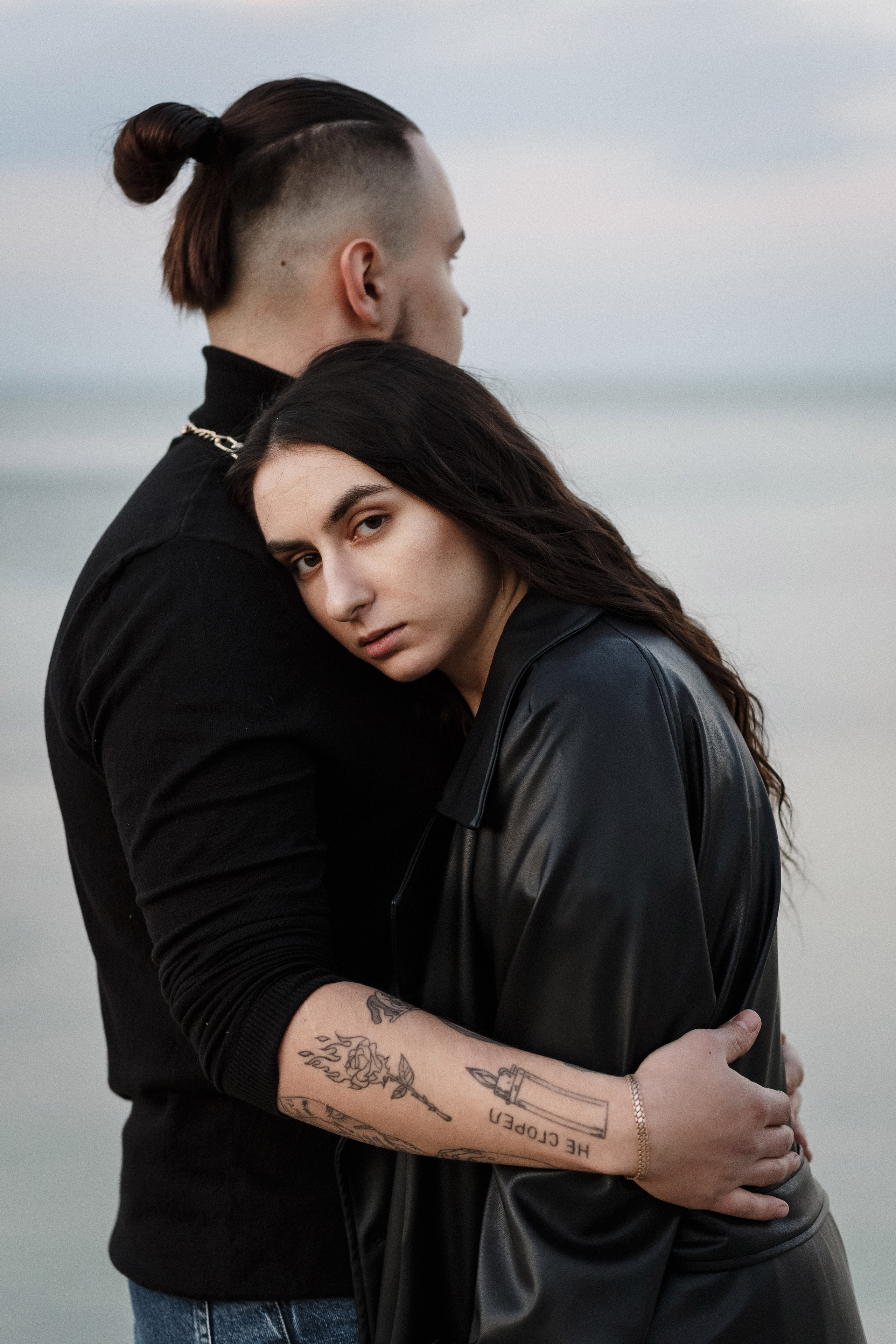 Фотосессия Ярика и Насти на пляже Таганрога на фоне машины. Свадебный и семейный фотограф в Таганроге Бакарюк Антон