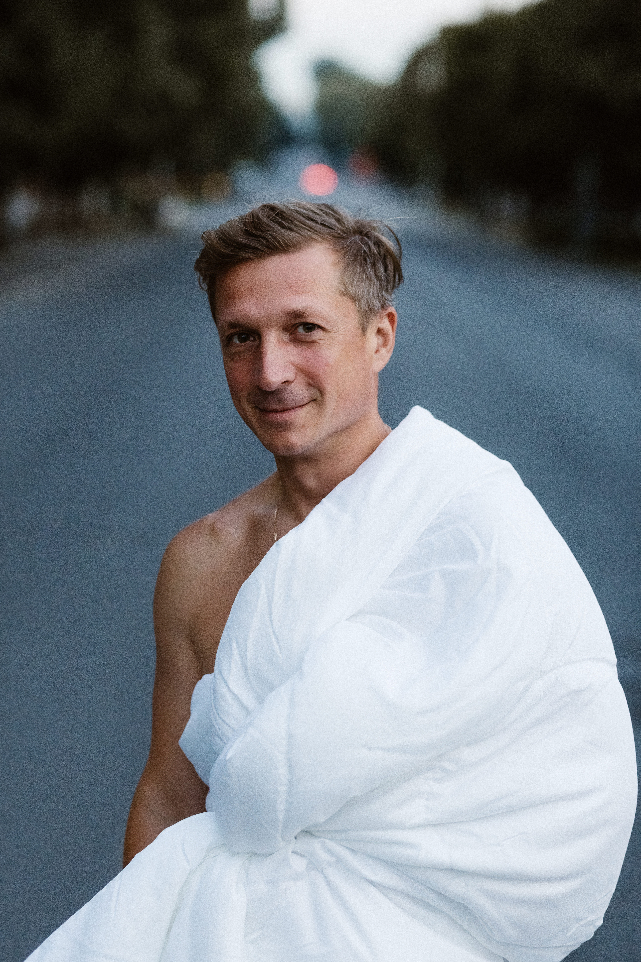 Фотосессия у Театра Чехова в Таганроге: Рассвет в Одеялах на улице Петровская с Олегом и Марией. Свадебный и семейный фотограф в Таганроге Бакарюк Антон