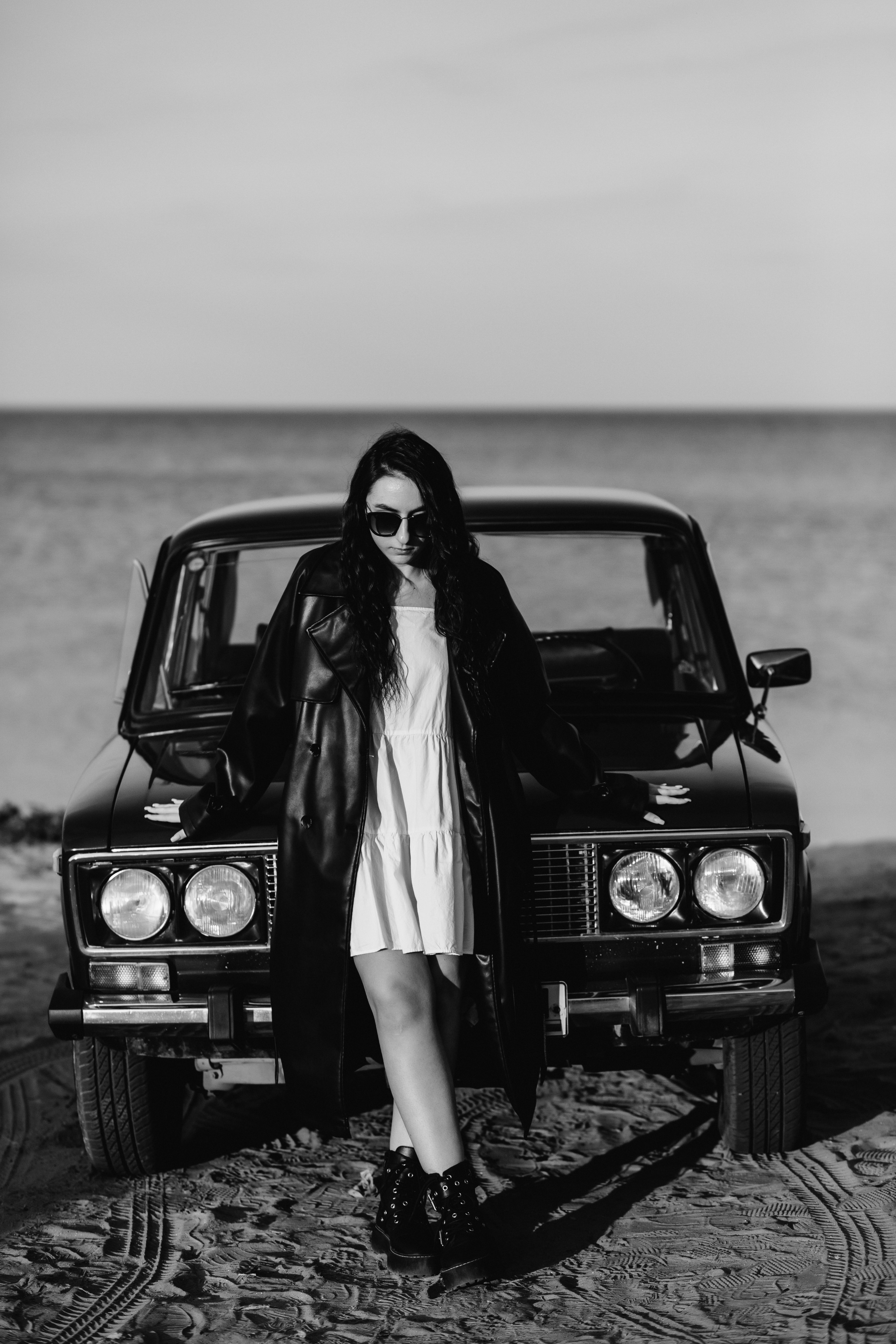 Фотосессия Ярика и Насти на пляже Таганрога на фоне машины. Свадебный и семейный фотограф в Таганроге Бакарюк Антон