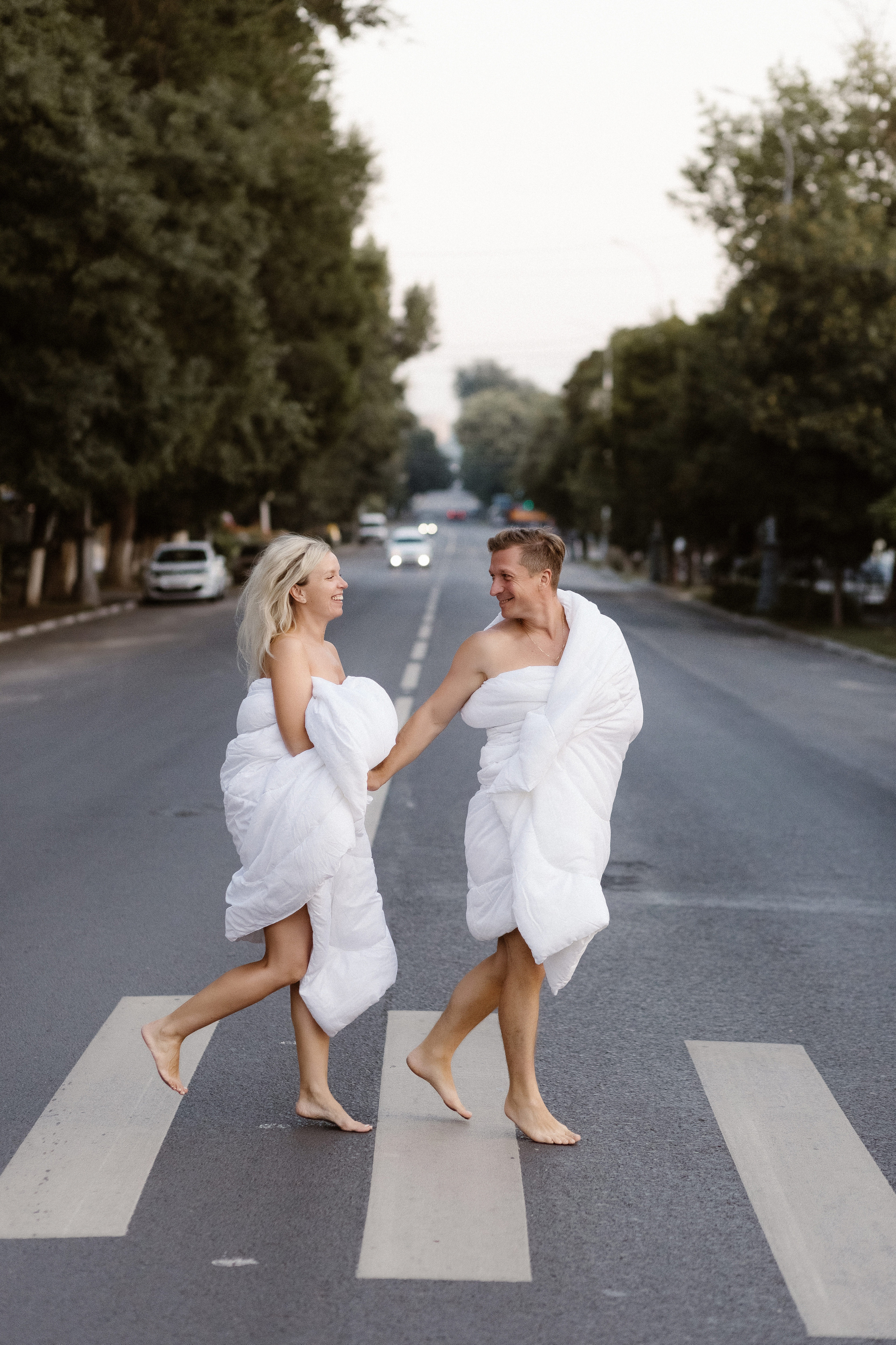 Фотосессия у Театра Чехова в Таганроге: Рассвет в Одеялах на улице Петровская с Олегом и Марией. Свадебный и семейный фотограф в Таганроге Бакарюк Антон