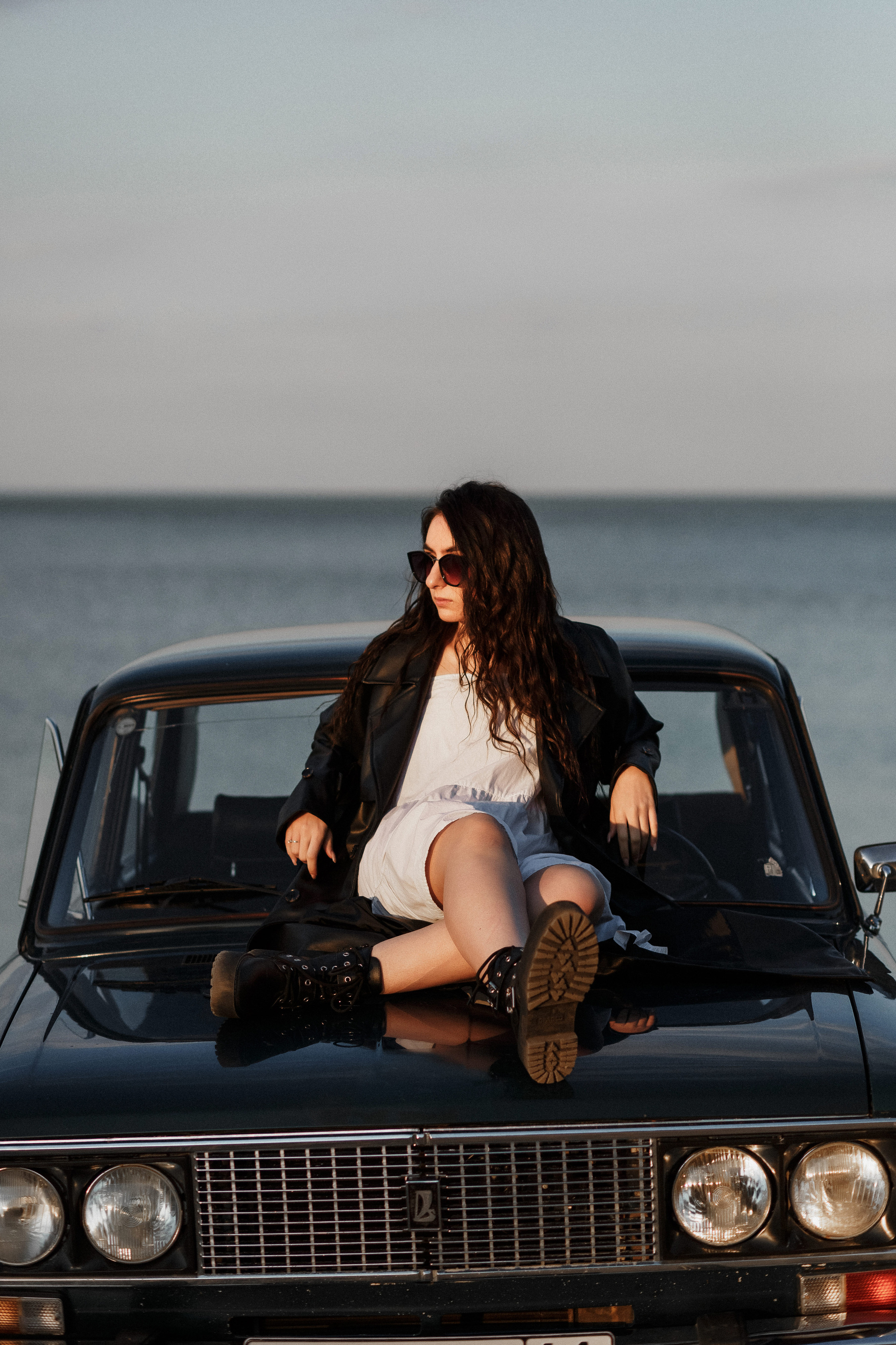 Фотосессия Ярика и Насти на пляже Таганрога на фоне машины. Свадебный и семейный фотограф в Таганроге Бакарюк Антон