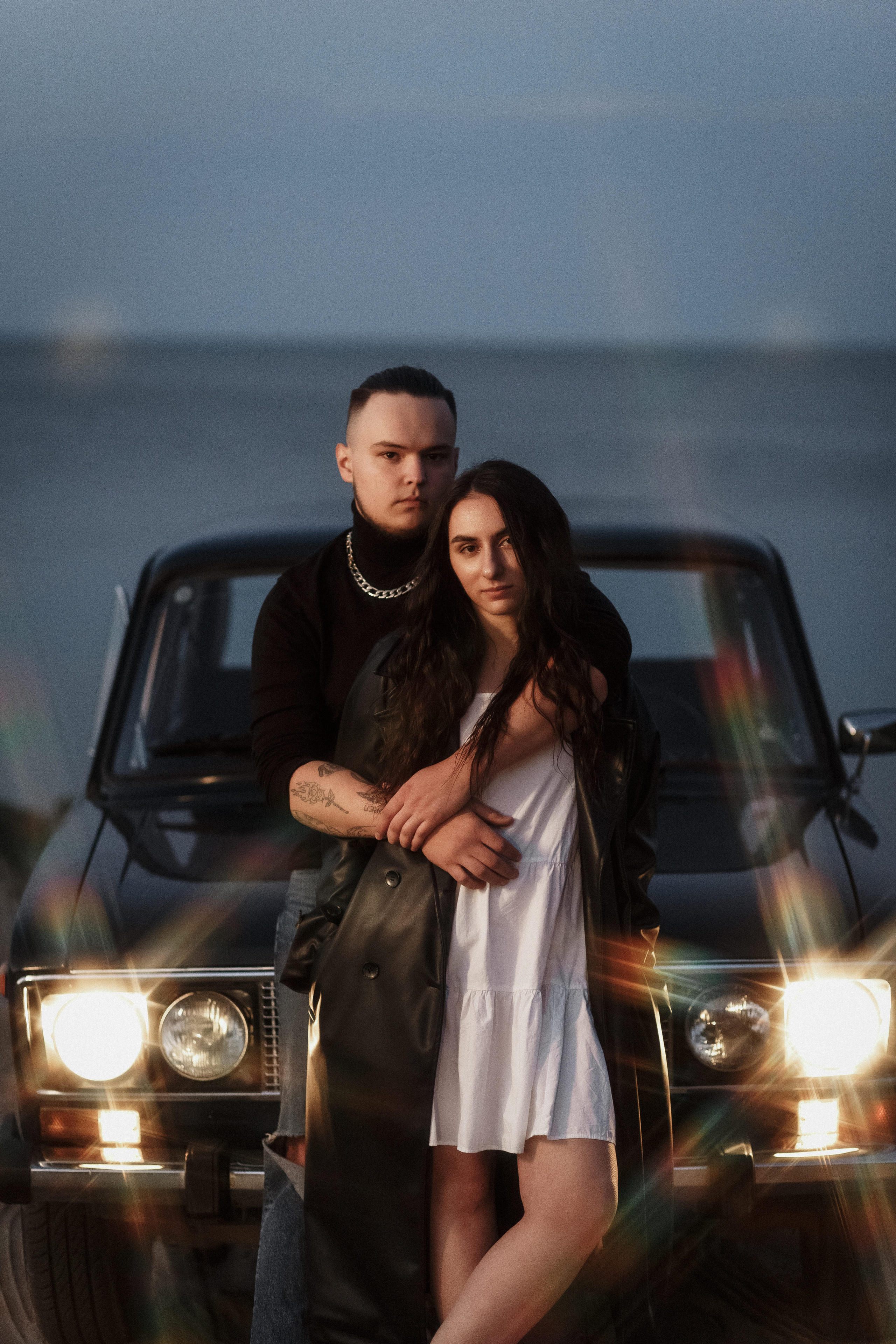Фотосессия Ярика и Насти на пляже Таганрога на фоне машины. Свадебный и семейный фотограф в Таганроге Бакарюк Антон
