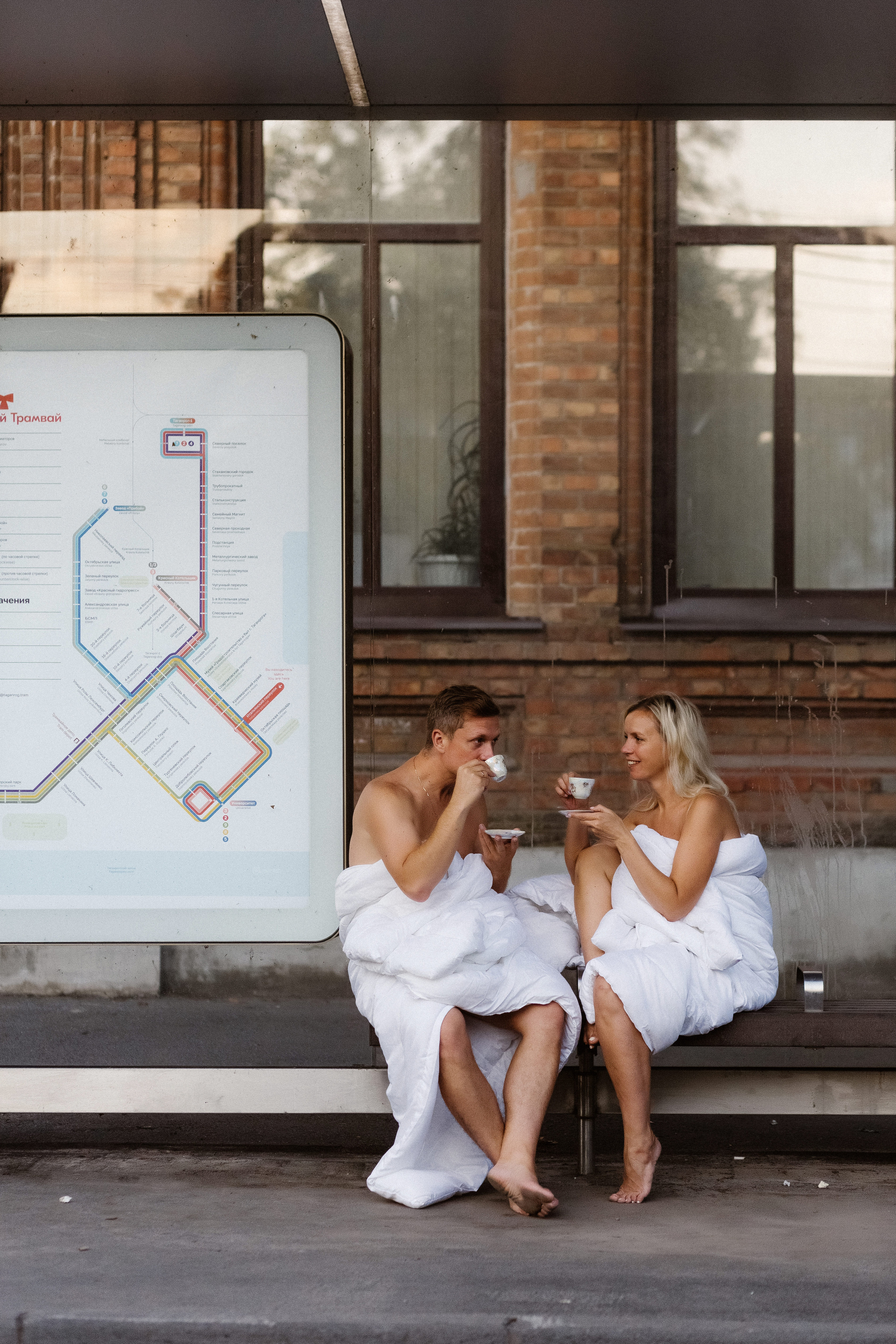 Олег и Мария пьют кофе на остановке Таганрогского трамвая, утренние кадры на улице Фрунзе в Таганроге