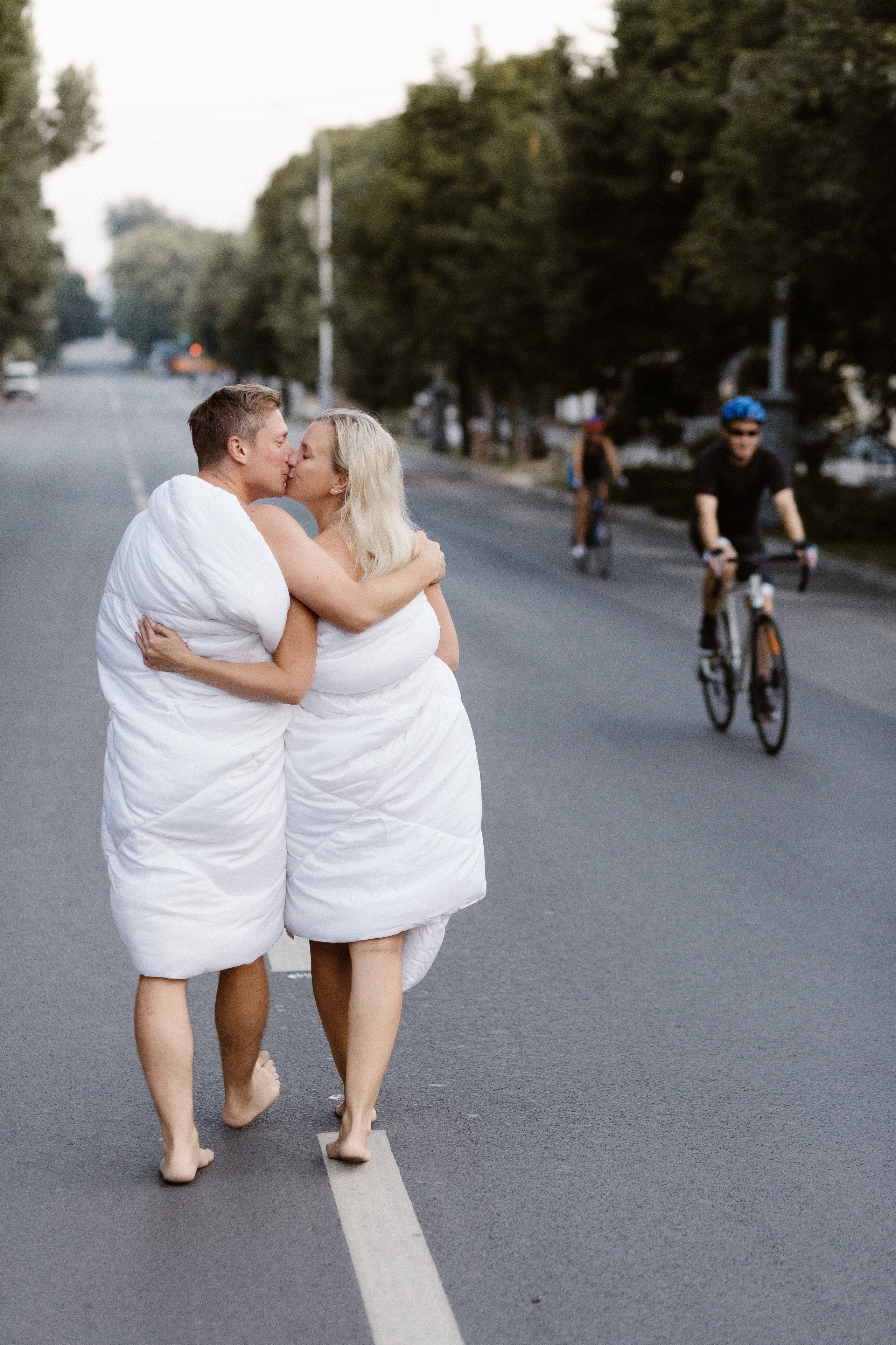 Фотосессия у Театра Чехова в Таганроге: Рассвет в Одеялах на улице Петровская с Олегом и Марией. Свадебный и семейный фотограф в Таганроге Бакарюк Антон