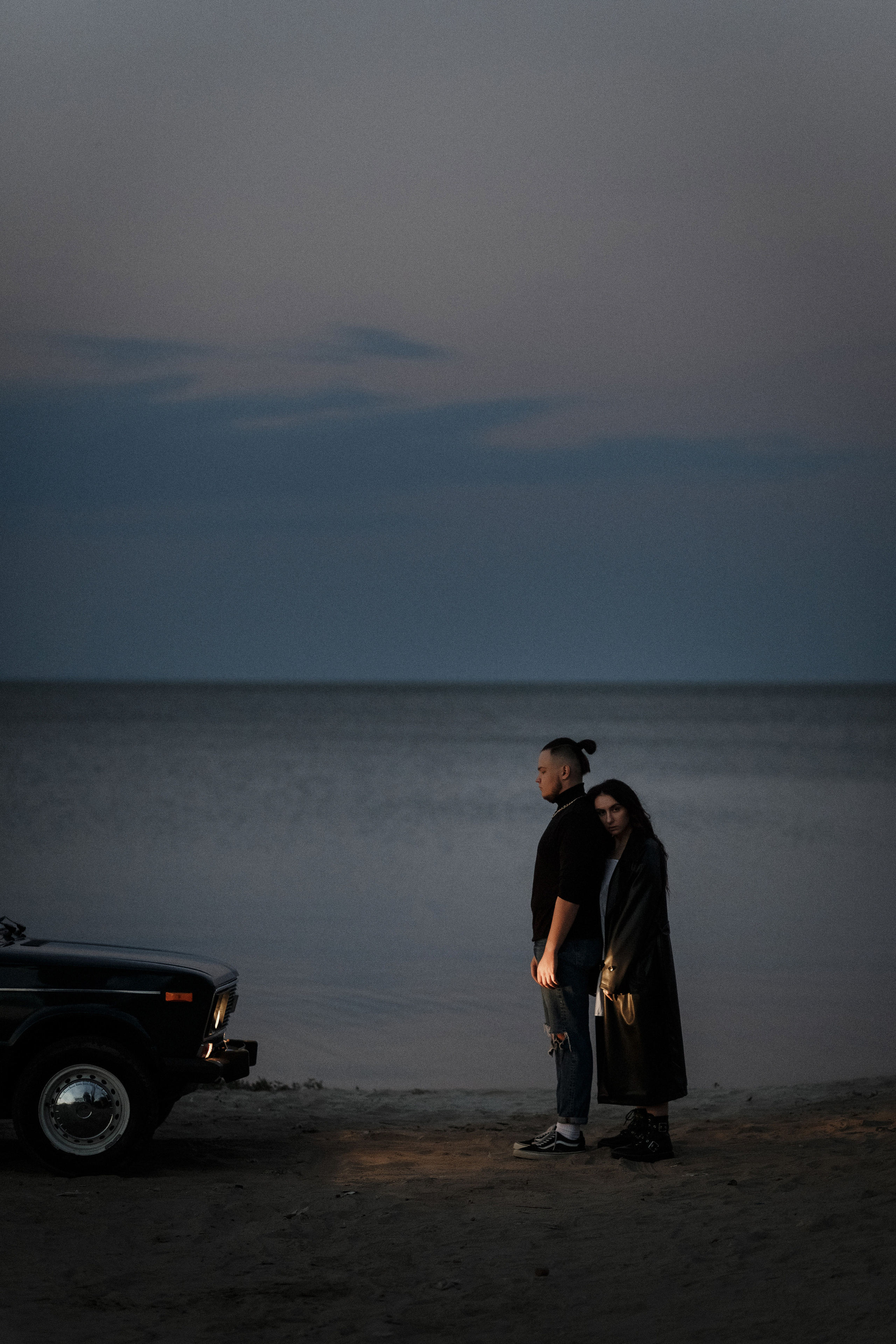 Фотосессия Ярика и Насти на пляже Таганрога на фоне машины. Свадебный и семейный фотограф в Таганроге Бакарюк Антон