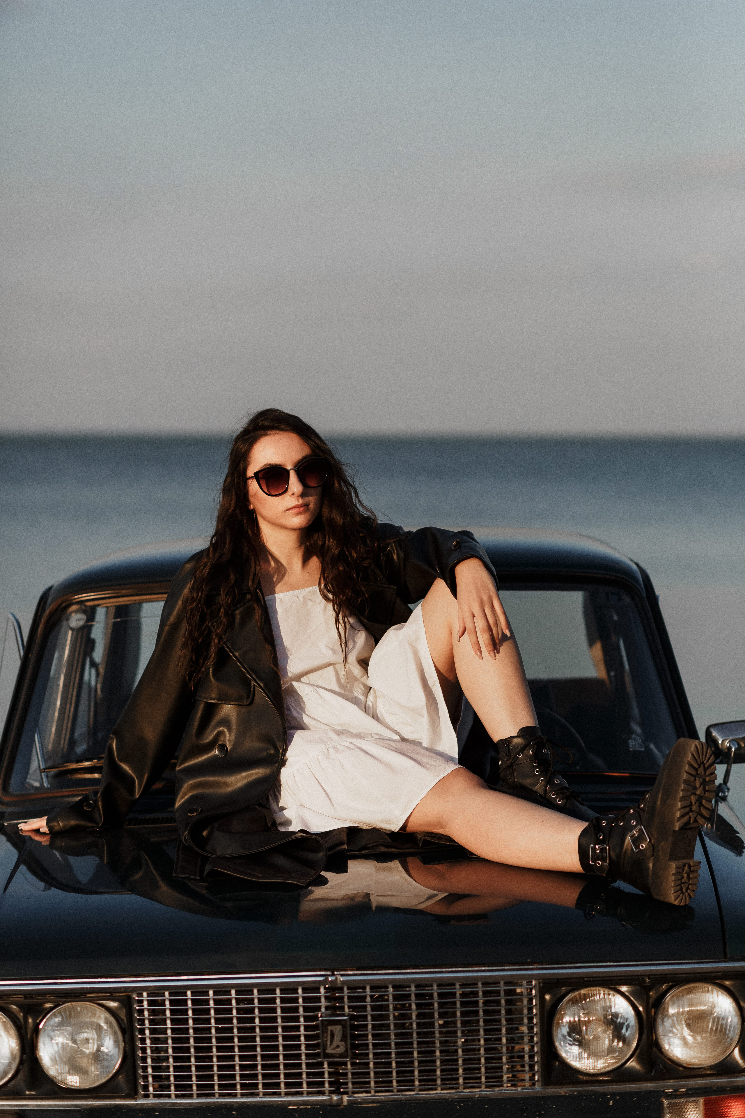 Фотосессия Ярика и Насти на пляже Таганрога на фоне машины. Свадебный и семейный фотограф в Таганроге Бакарюк Антон