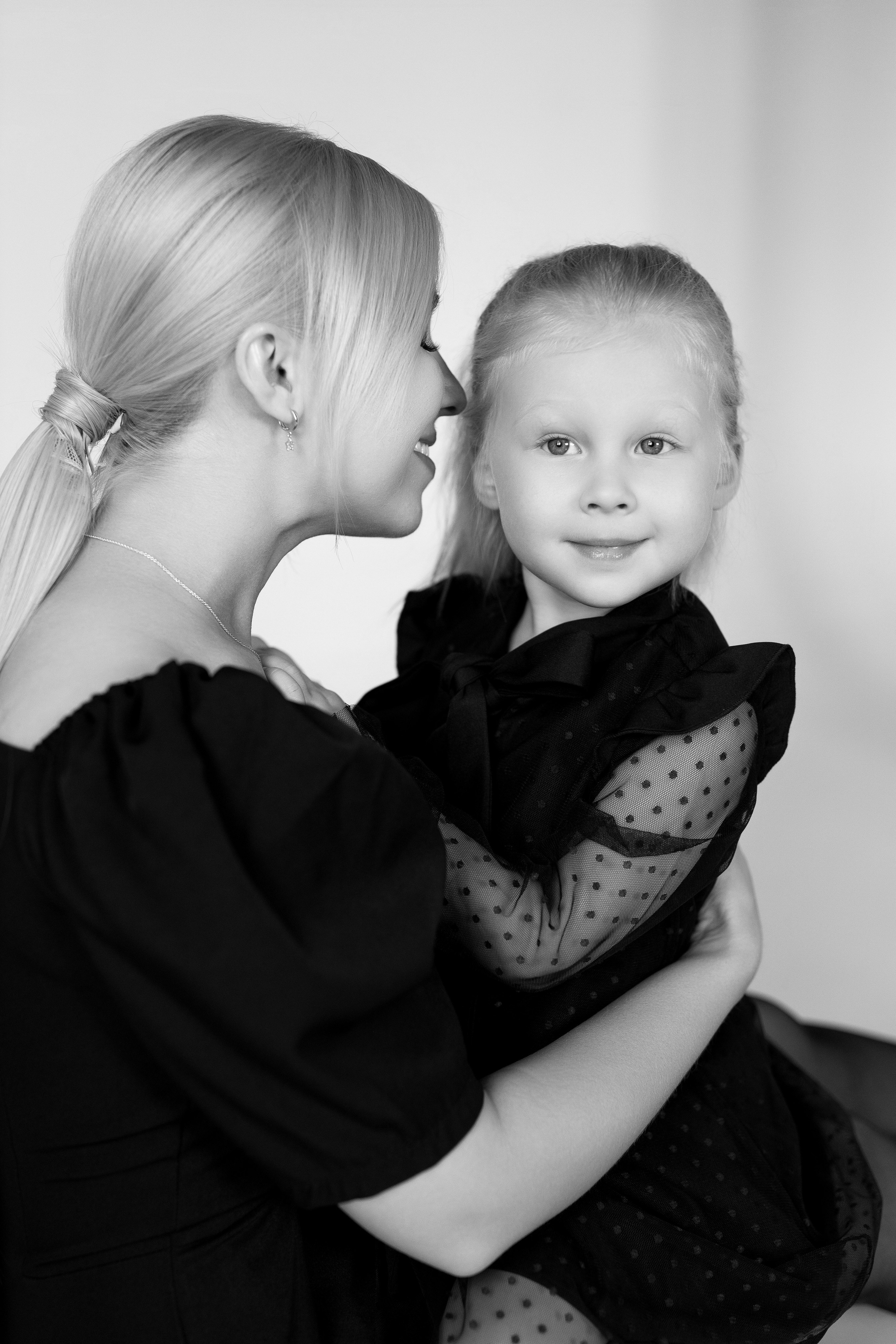 Семейная фотосессия монохром. Свадебный и семейный фотограф в Алматы Алексей Балышев