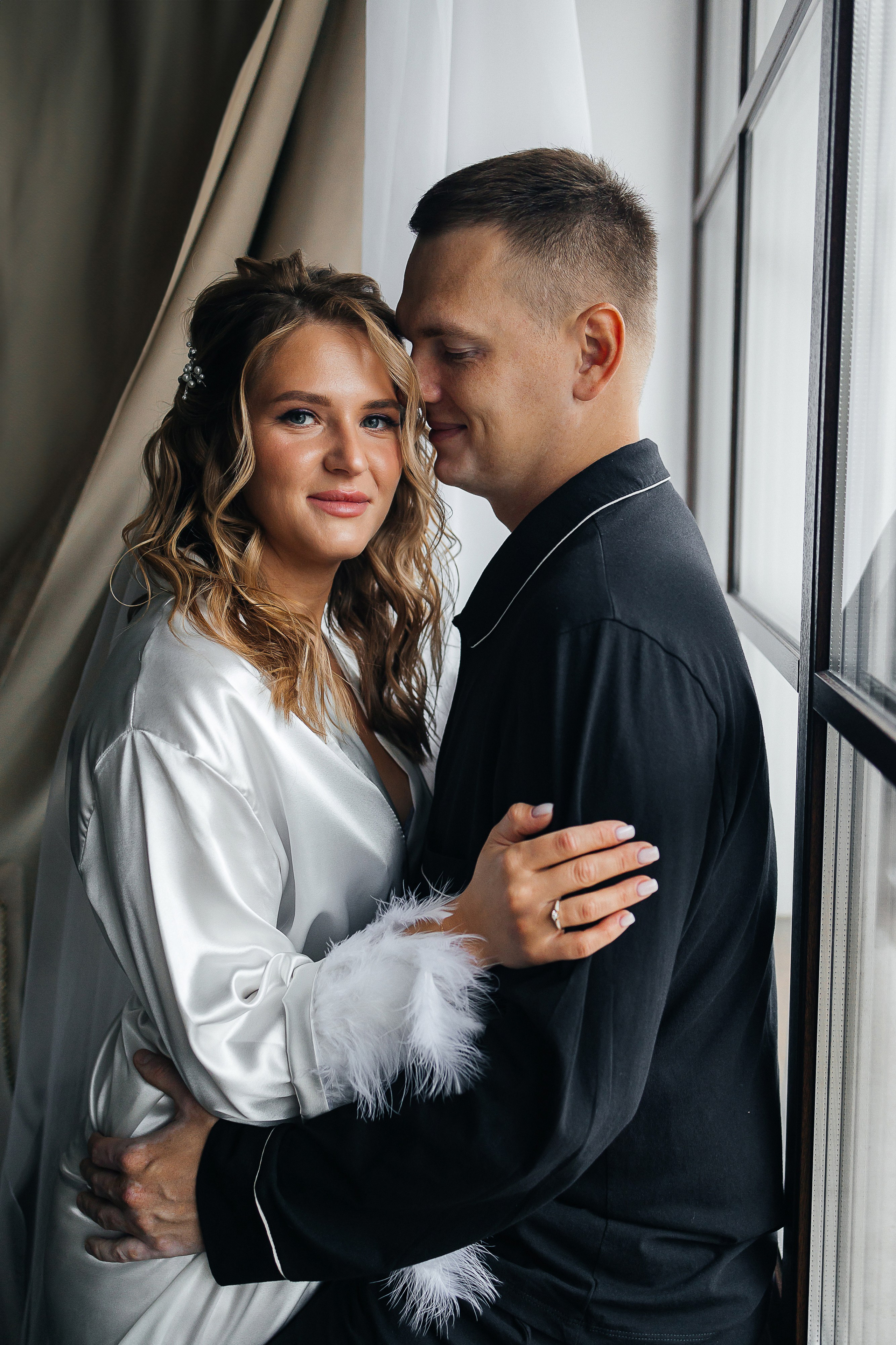 Трогательная выездная церемония в уютном дворике отеля. Олег Сверчков | Свадебный фотограф Вологда