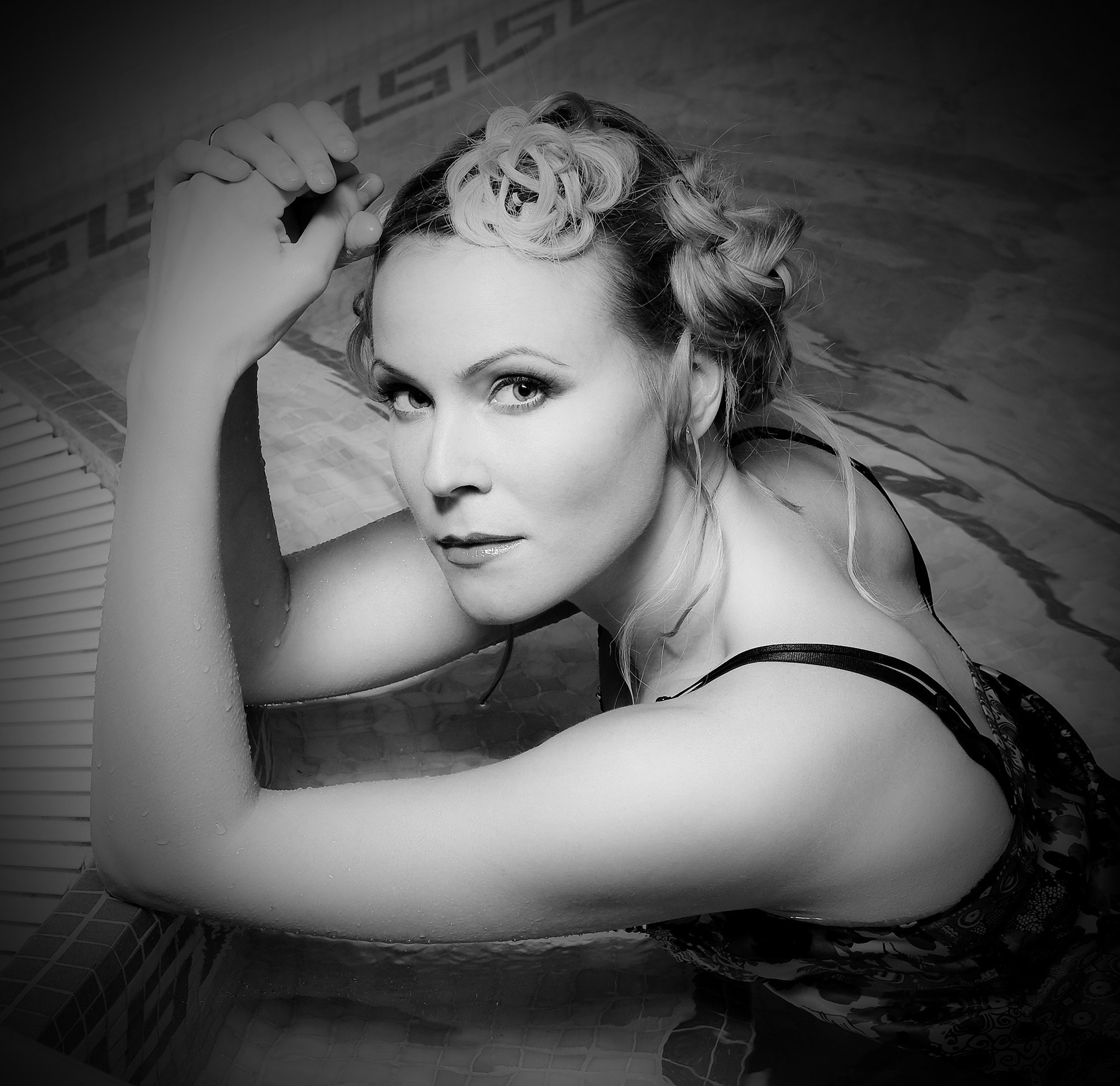 Фотосёмка для журнала актриса Марии Куликовой. Фотосъемка в бассейне в вечернем платье. 