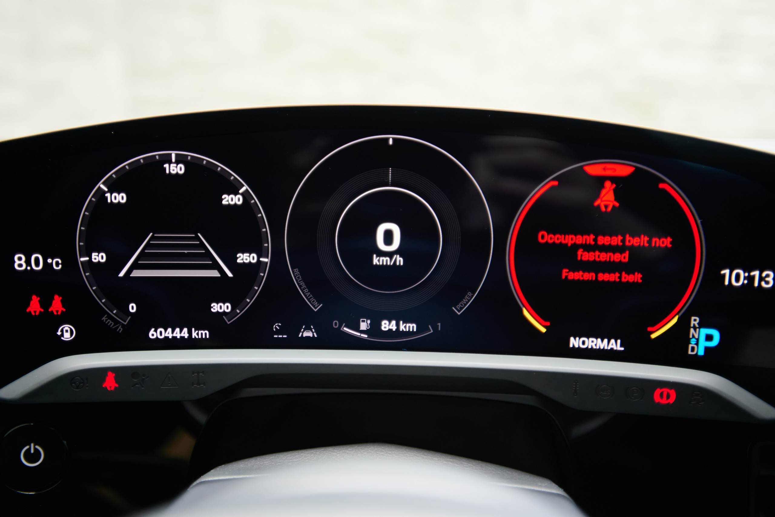 Цифровая приборная панель Porsche Taycan 4S крупным планом