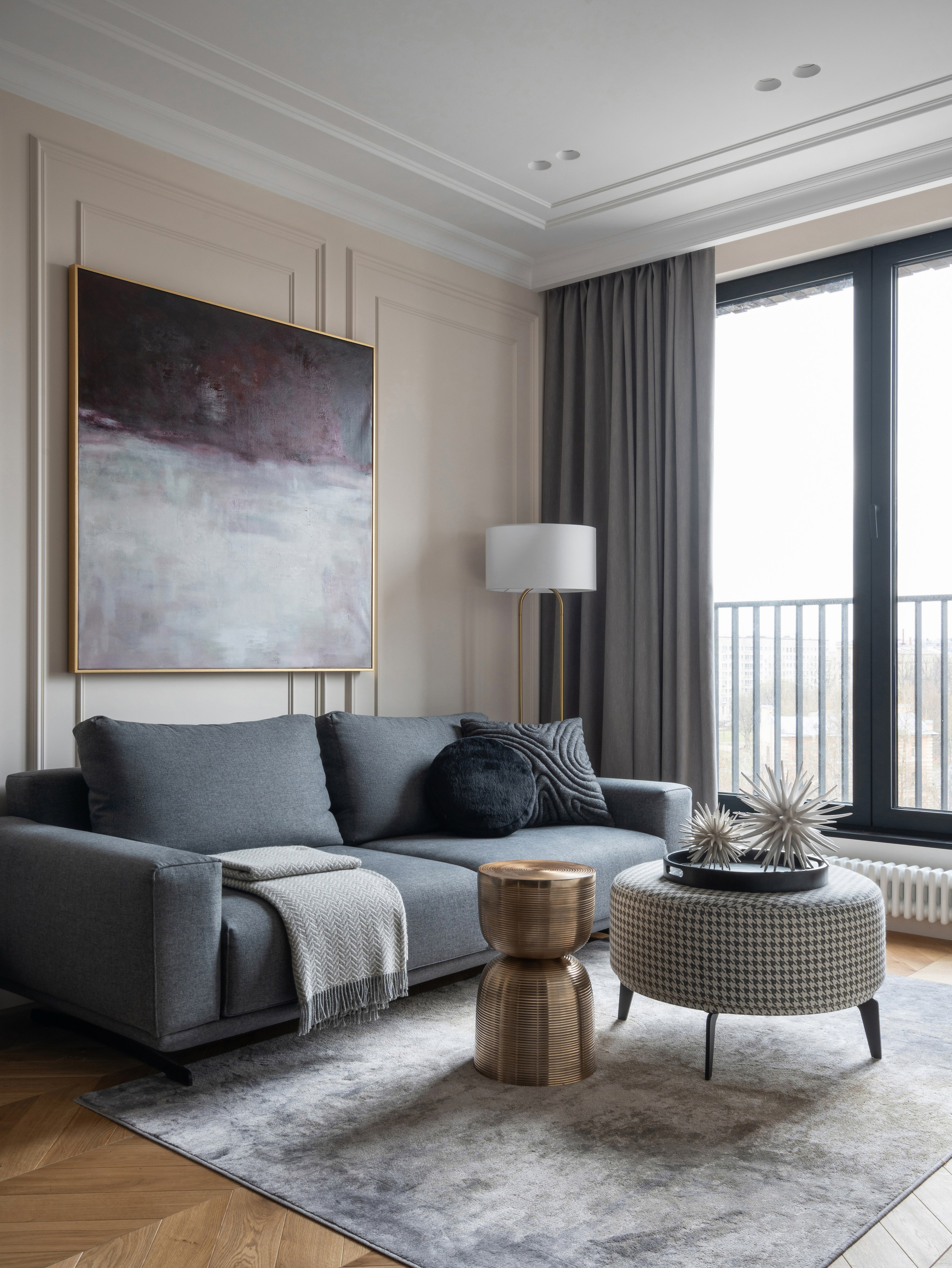 Яркая гостиная с винными акцентами — проект в Санкт-Петербурге для молодой пары