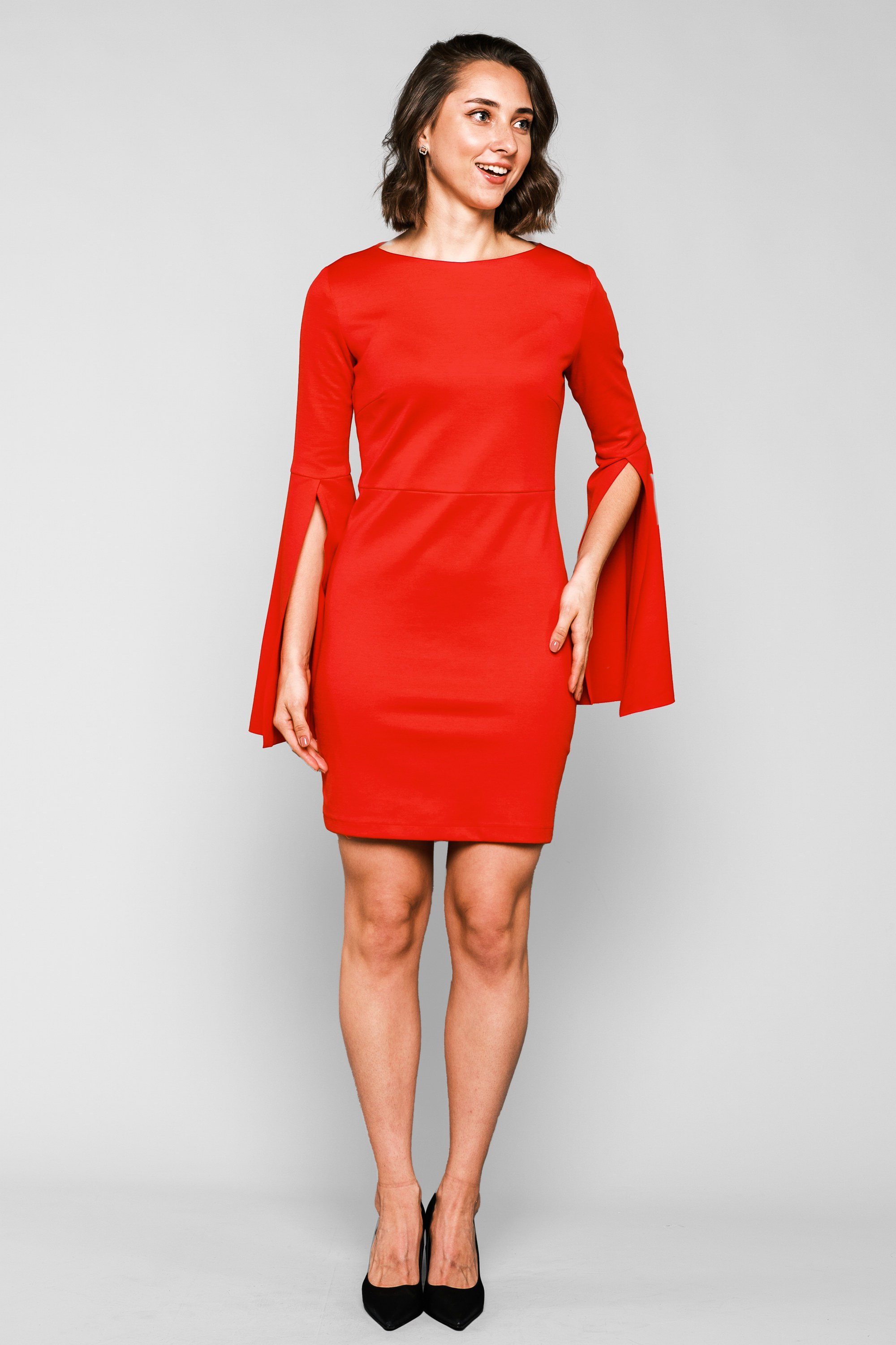 Девушка в коротком красном платье и черных туфлях на высоком каблуке. Фото для маркетплейсов