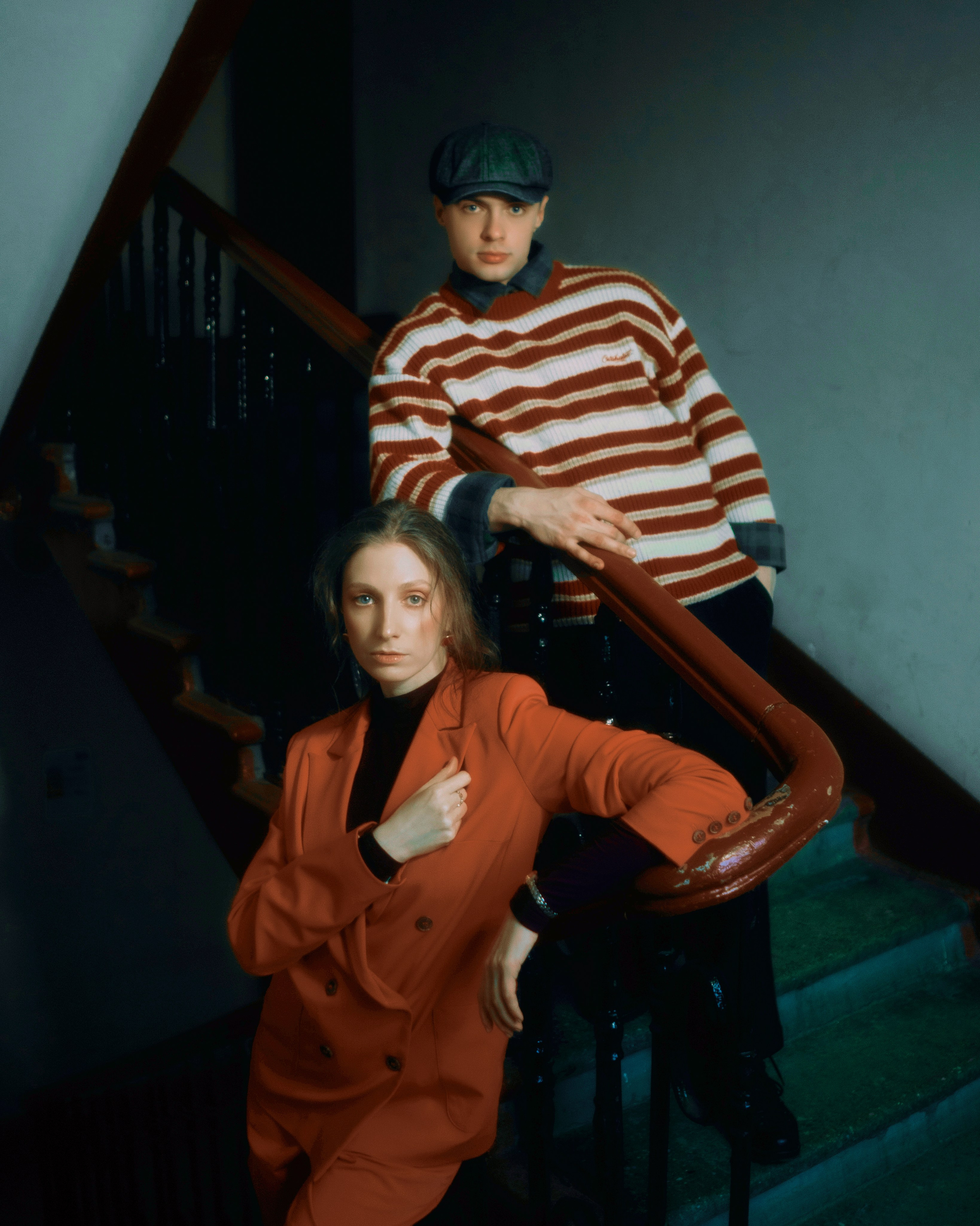 Парная фотосессия на лестнице, авторский художественный портрет пары в стиле fashion love story с кинематографичным светом