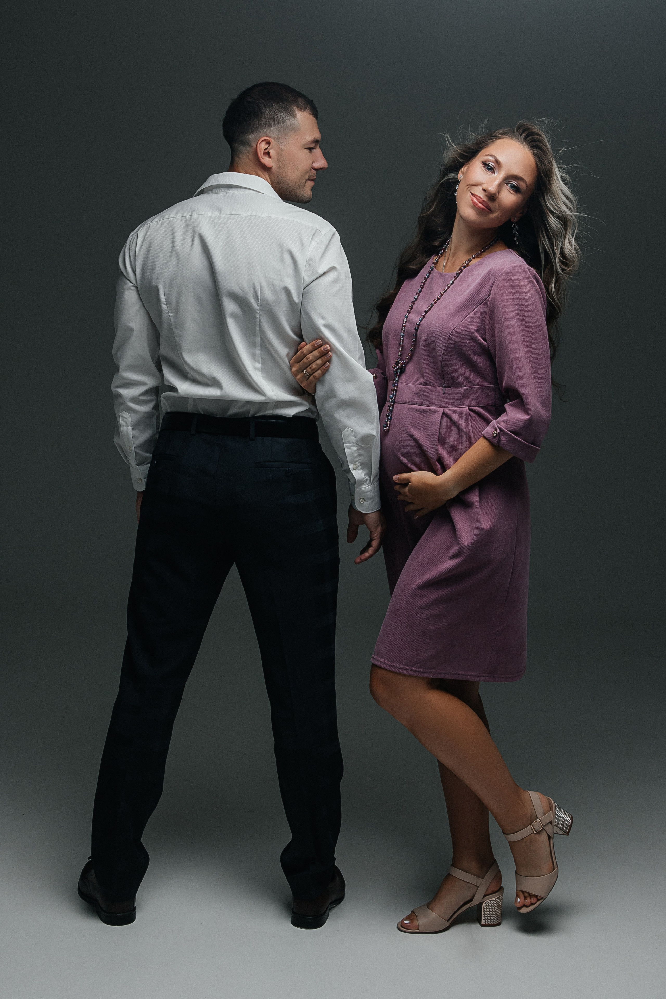 Беременные с мужем. Фотограф в Иркутске Анастасия Кись. Студийная фотосессия беременности в тканях Иркутск. Семейная фотосессия, ПОРТРЕТ «ПОКОЛЕНИЕ»