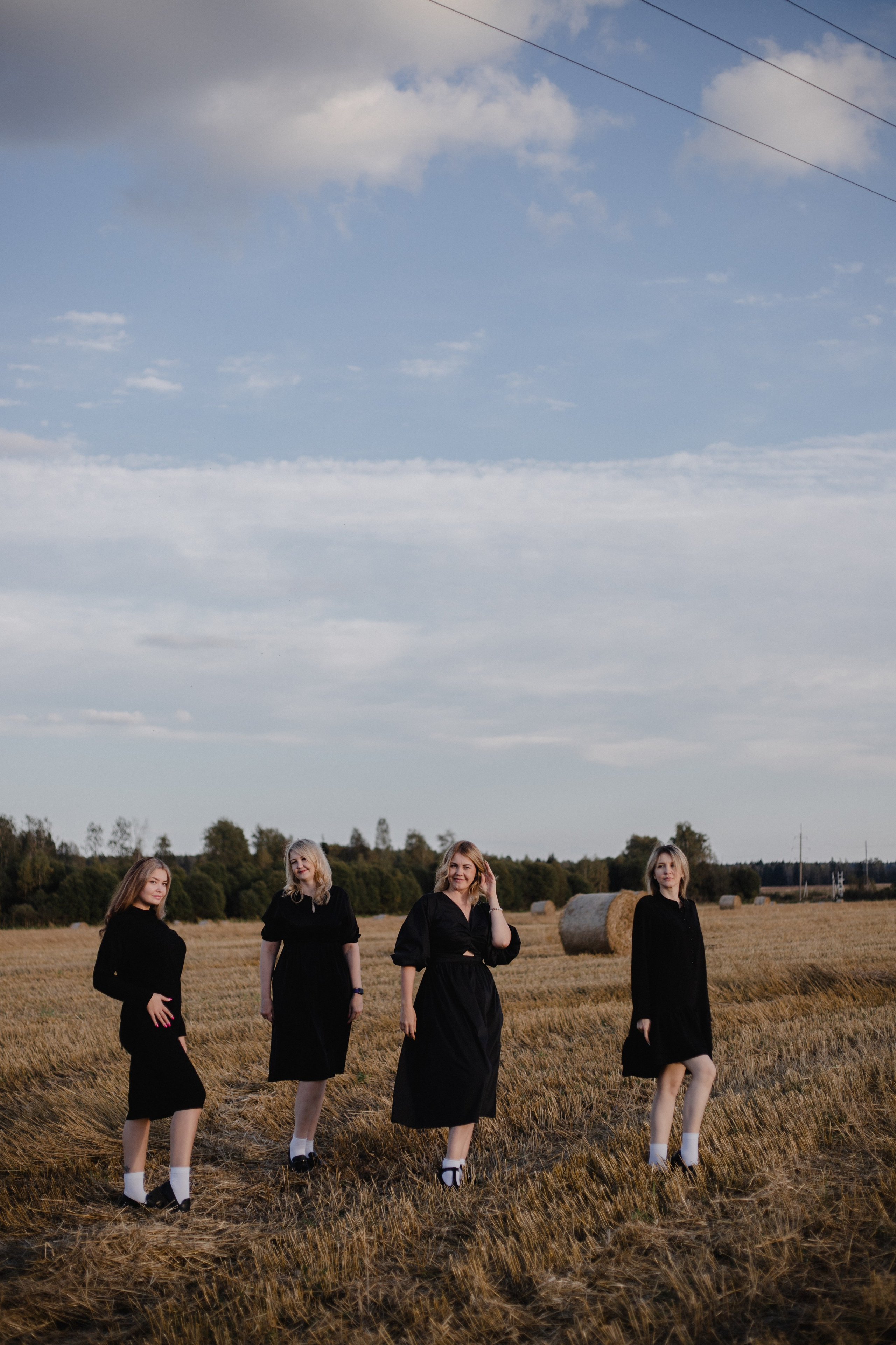 Однажды сестры в поле :)