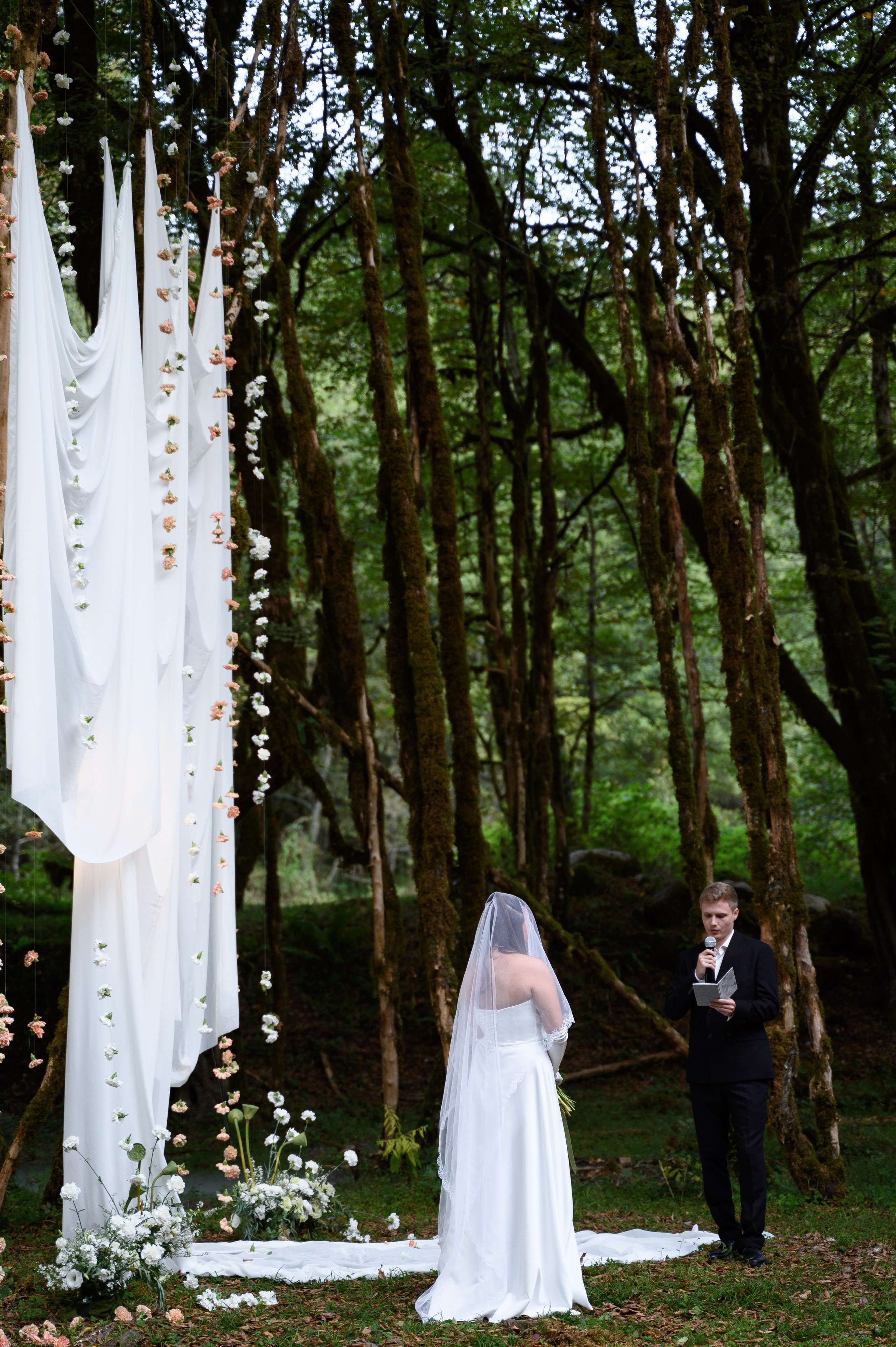 Свадебная фотосессия в лесу в Сочи, волшебные моменты среди природы