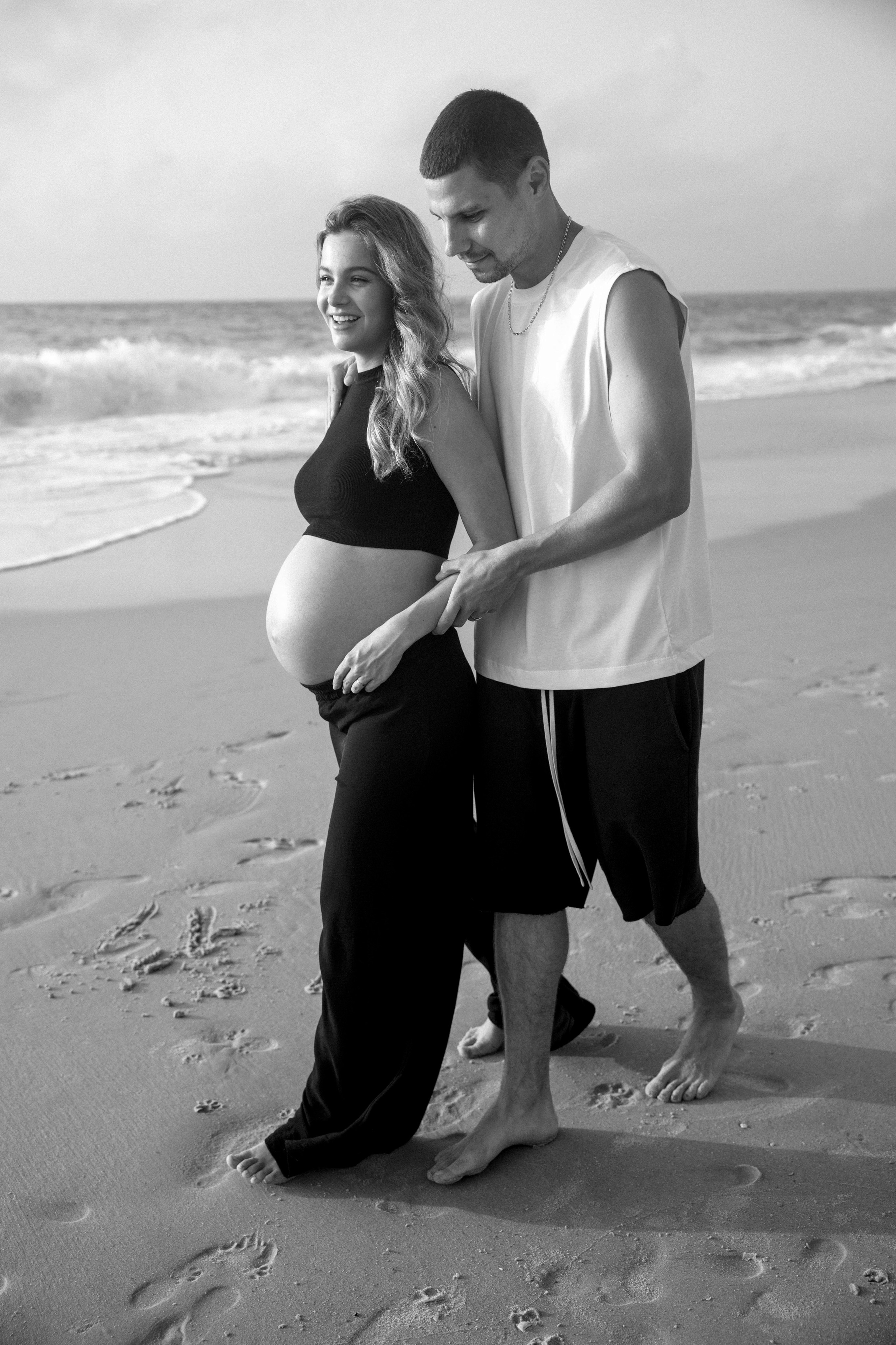 Pregnancy photoshoot near the sea (cloudy weather). Главная