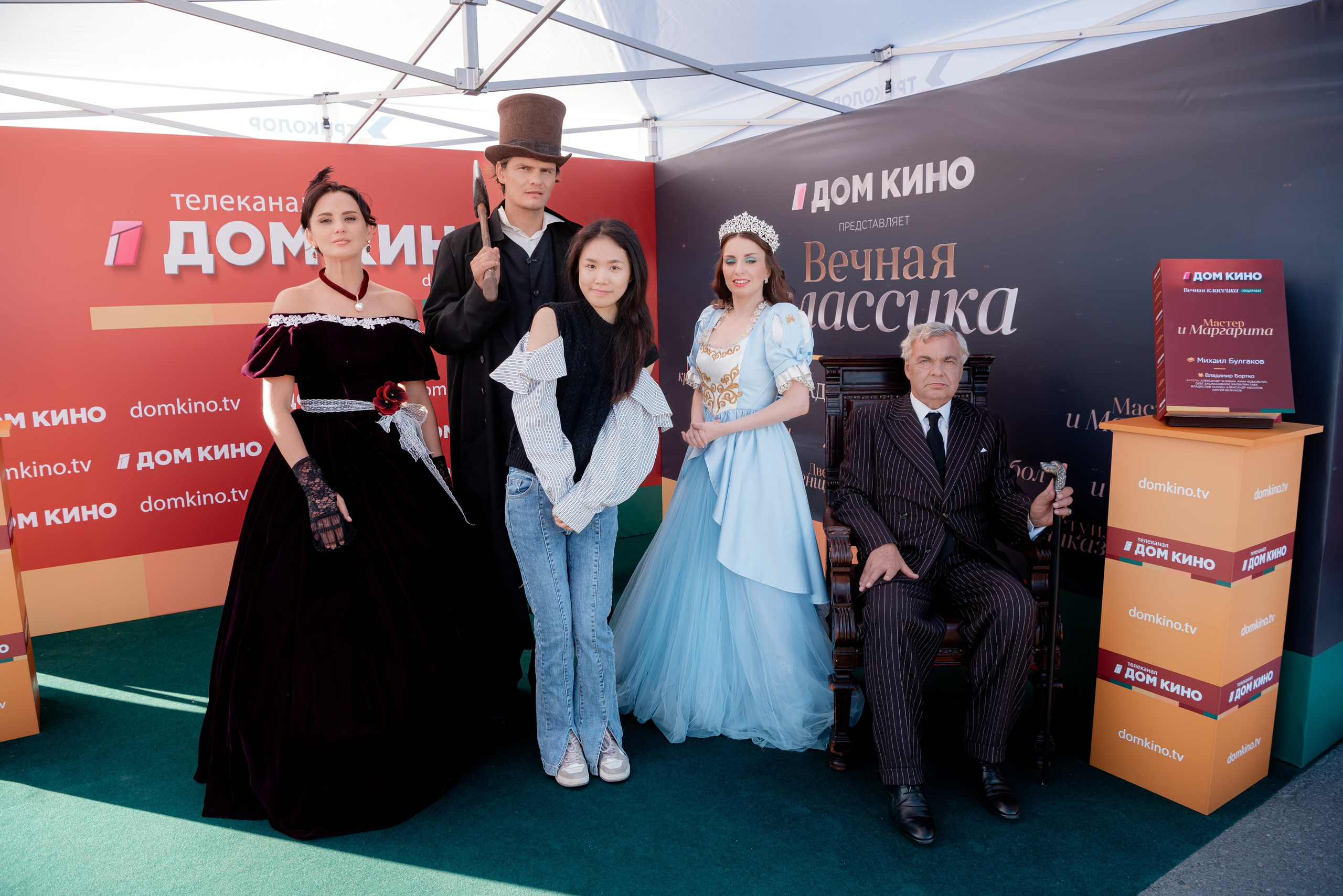 Портретные фото с артистами в палатке Триколор Дом Кинов на день города Волгоград. Фотограф в Волгограде и Волжском Александр Горбань