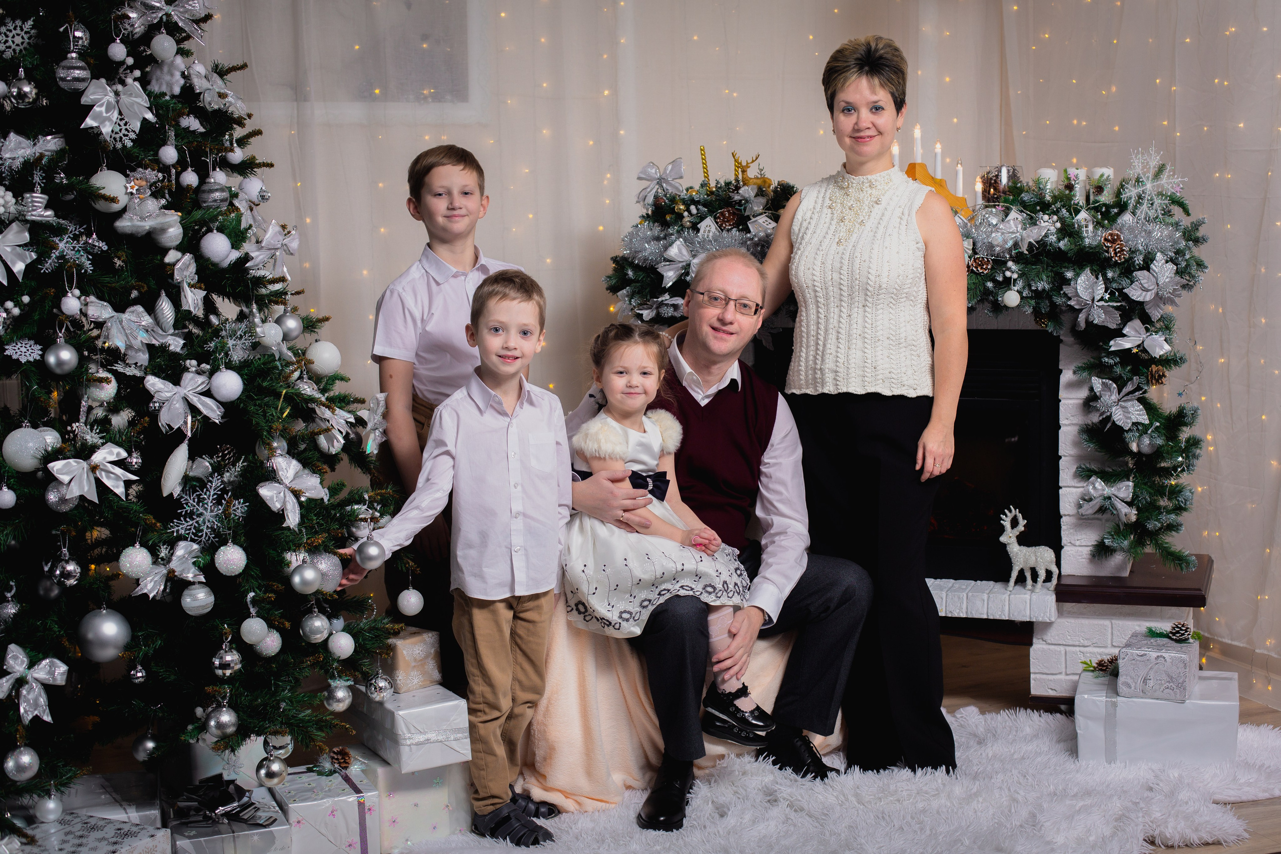 Евгений и Ольга с детьми. Фотограф Julia Milton | Портреты, съемки для маркетплейсов, лавстори, съёмка беременности в Санкт-Петербурге. Обучение фотографии в Спб очно