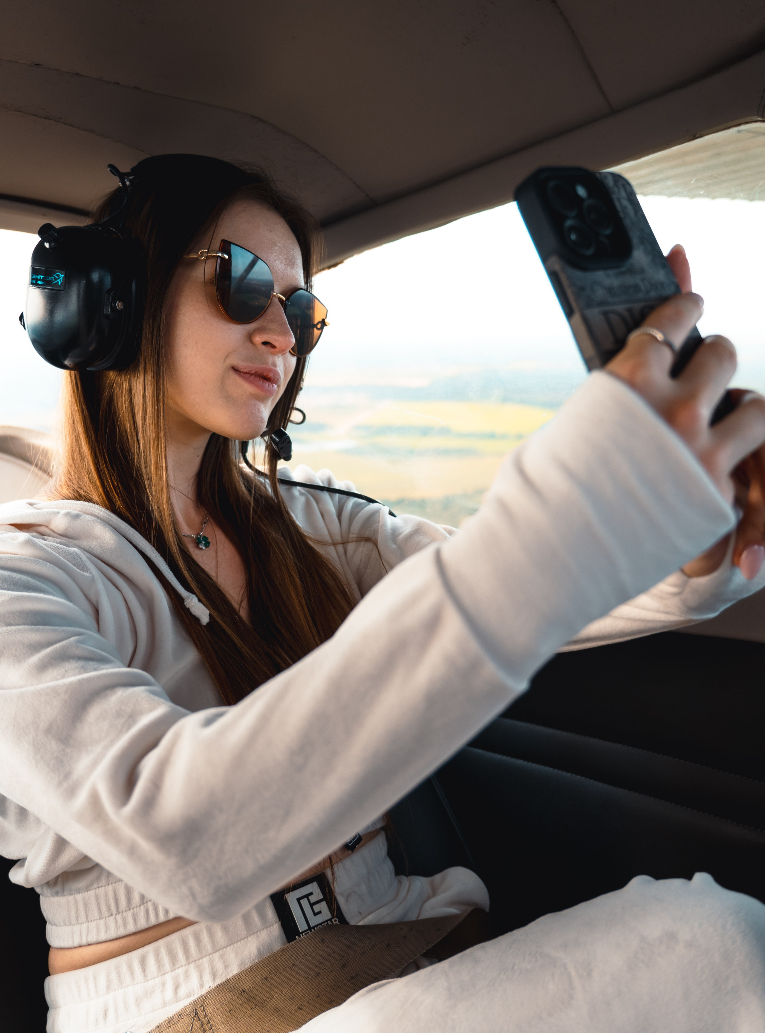 девушка фотографируется в самолете