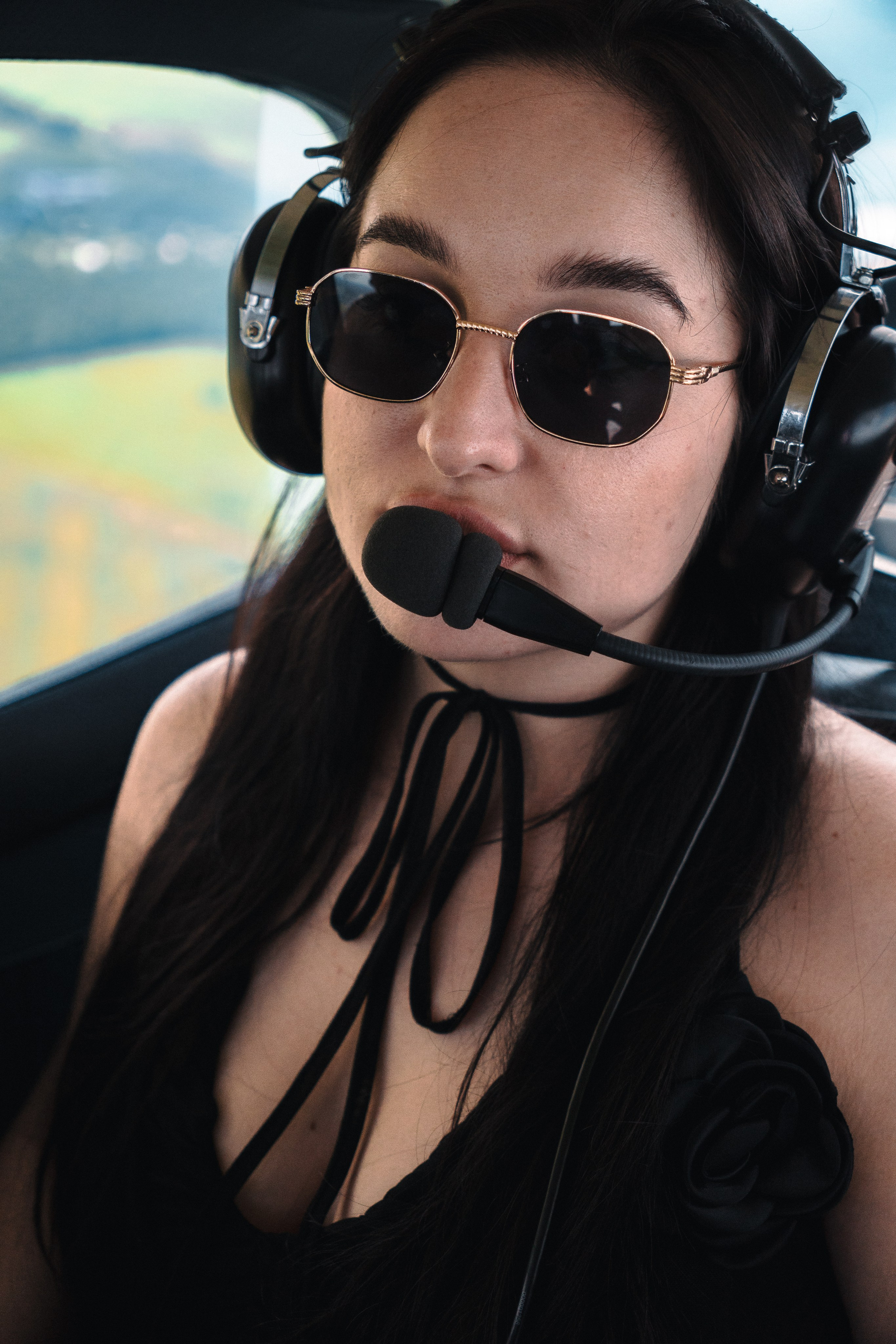 портрет девушки в наушниках в частном самолете