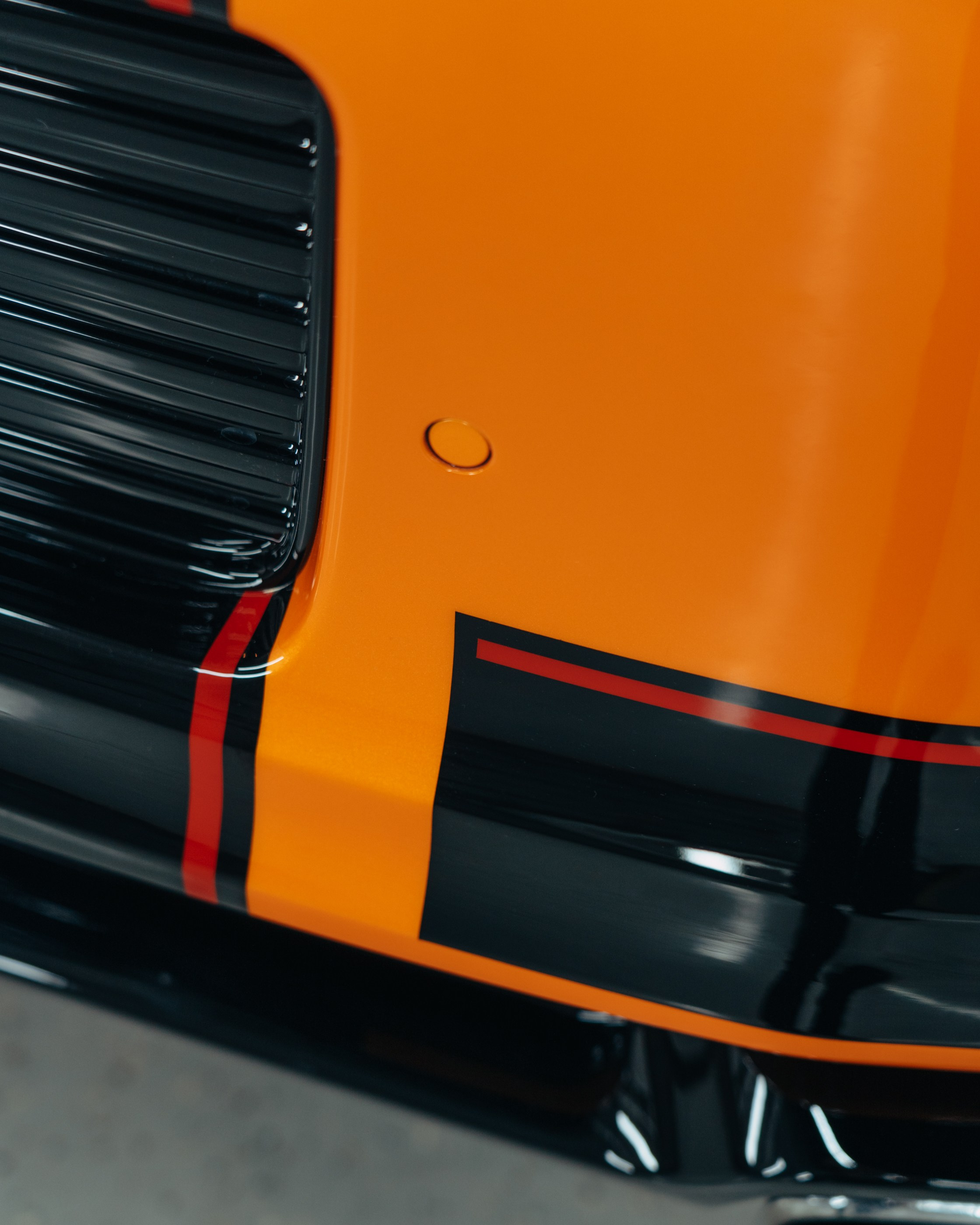 Ford Mustang Roush оранжевый окрас кузова и выкрас полос. DeLorein