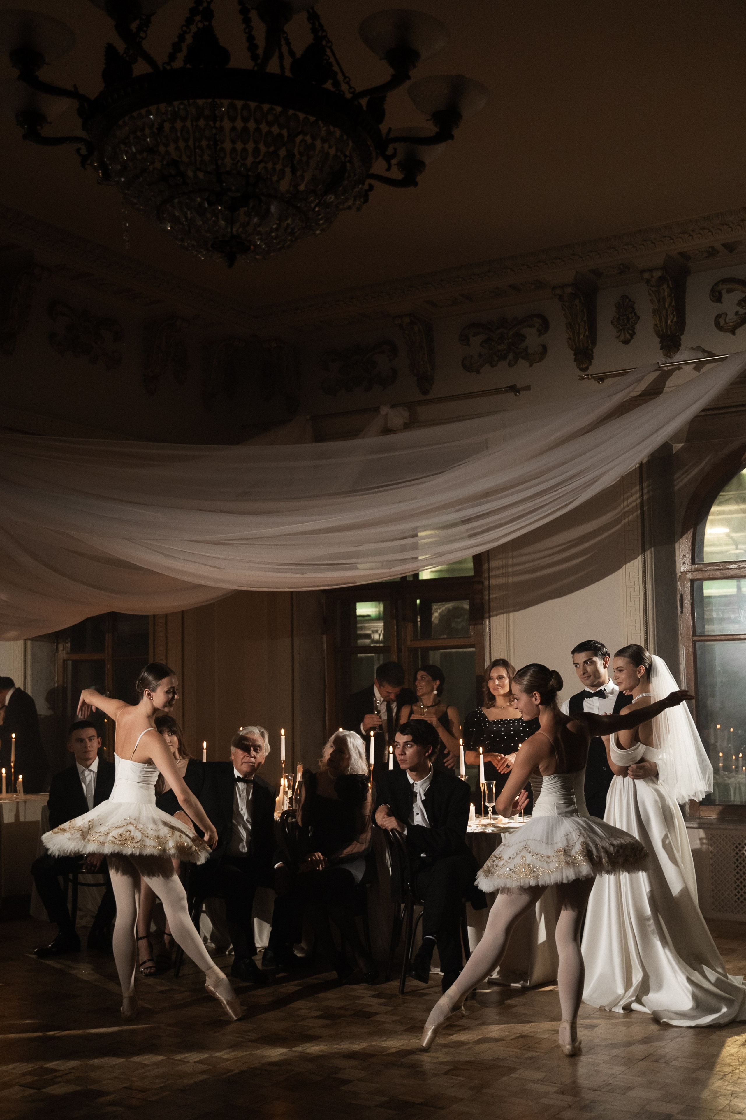 Камерный свадебный ужин при свечах в старинном особняке в фотостудии 21. Kult. Ярослава Ерина — свадебный фотограф в Москве