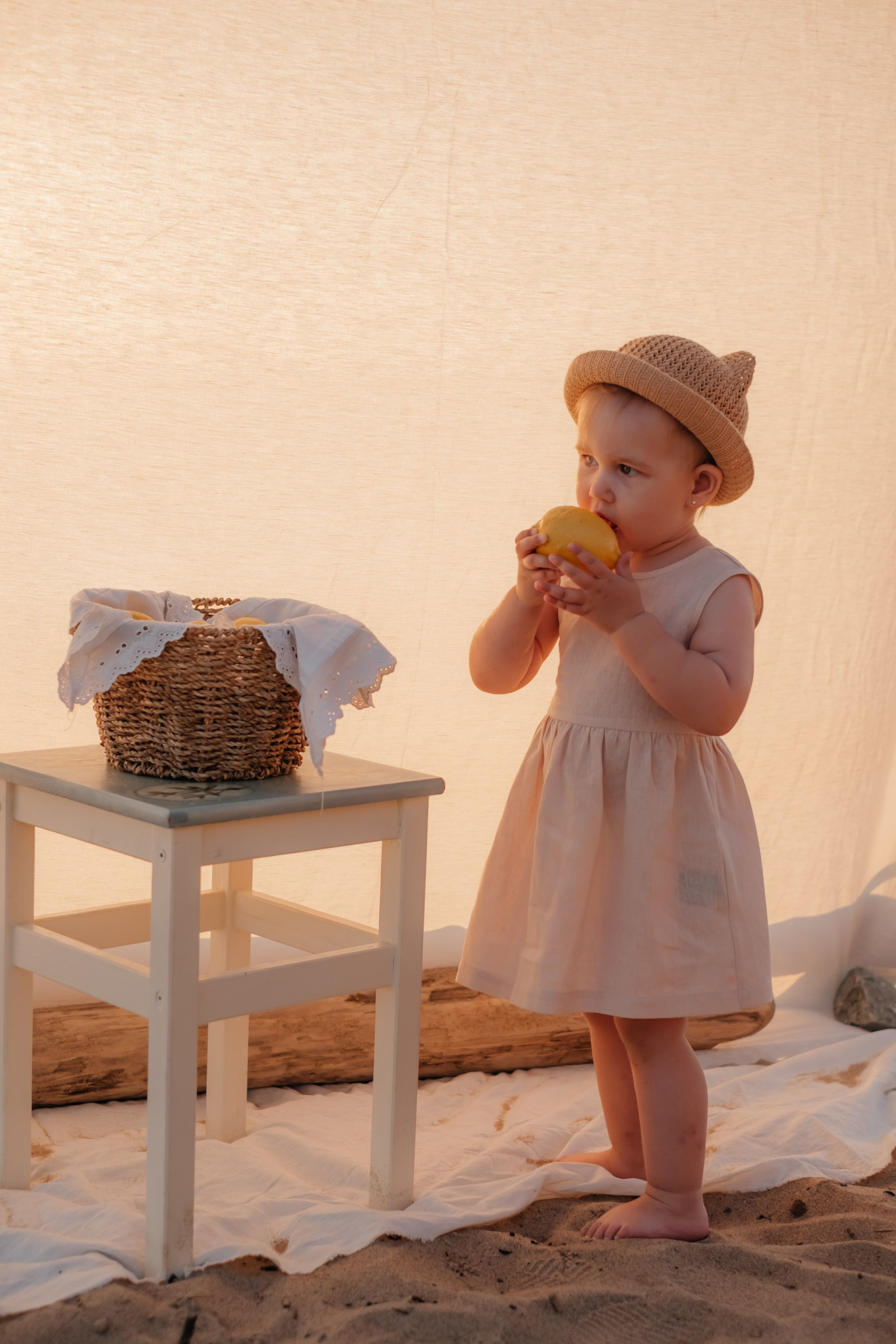 Катя с дочками на берегу. Фотограф в Новосибирске Диана Ильиных