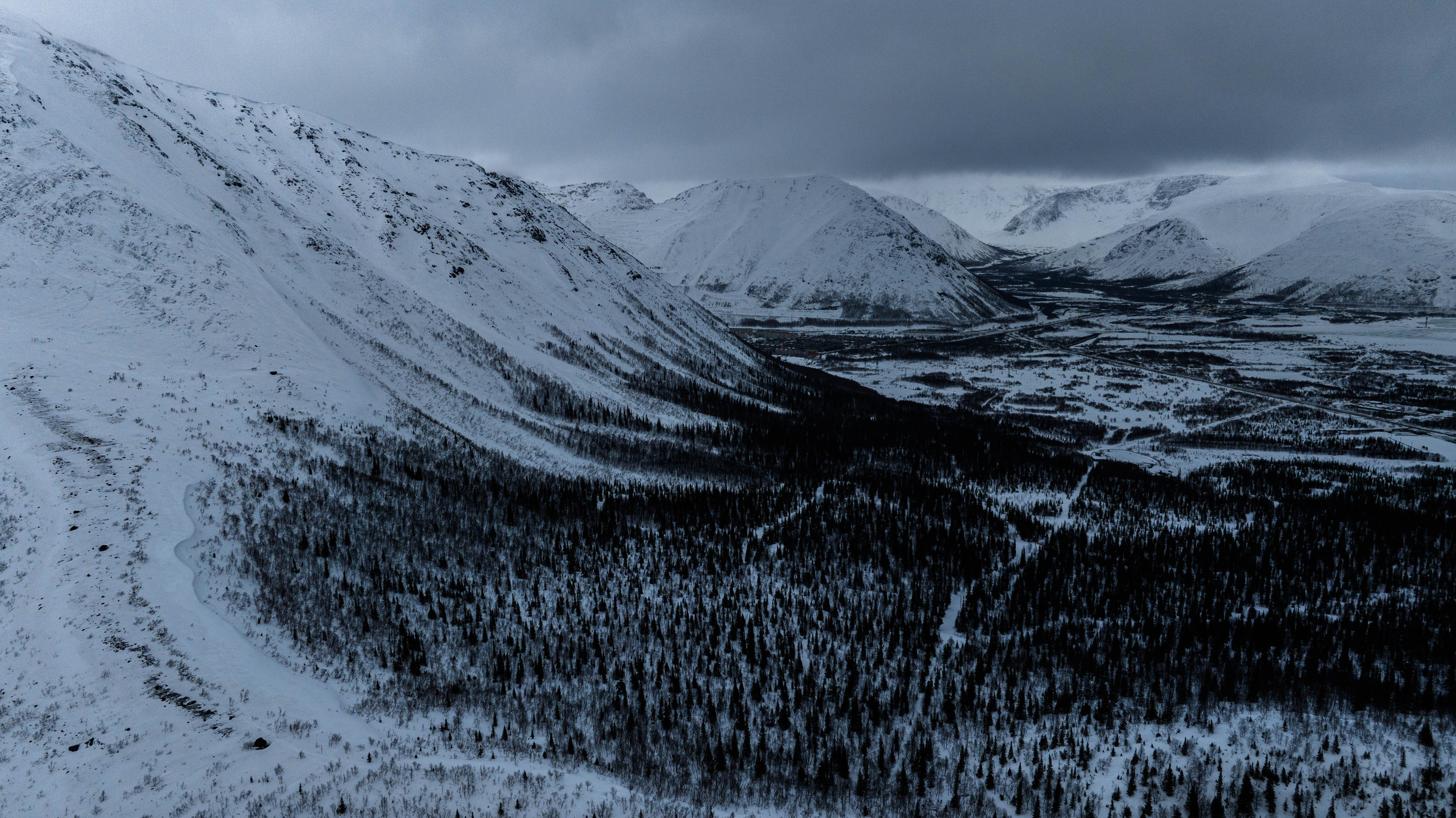 Долина реки Вудъявйорк и озеро Малый Вудъявр. Турист оптимист