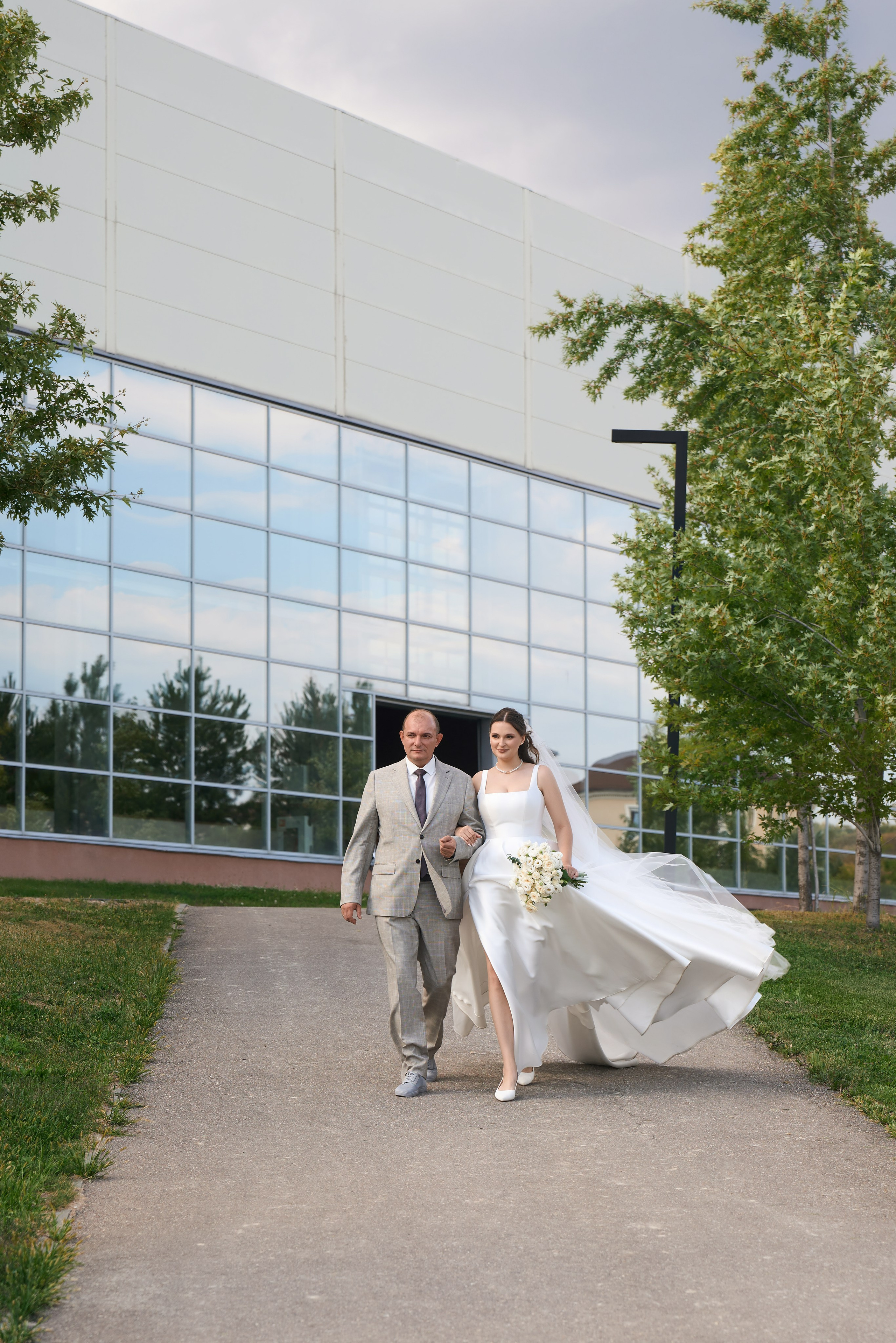 Свадебная фотосессия в «Гермесе» с белым моно-декором. Свадебный и коммерческий фотограф |Саратов Москва|