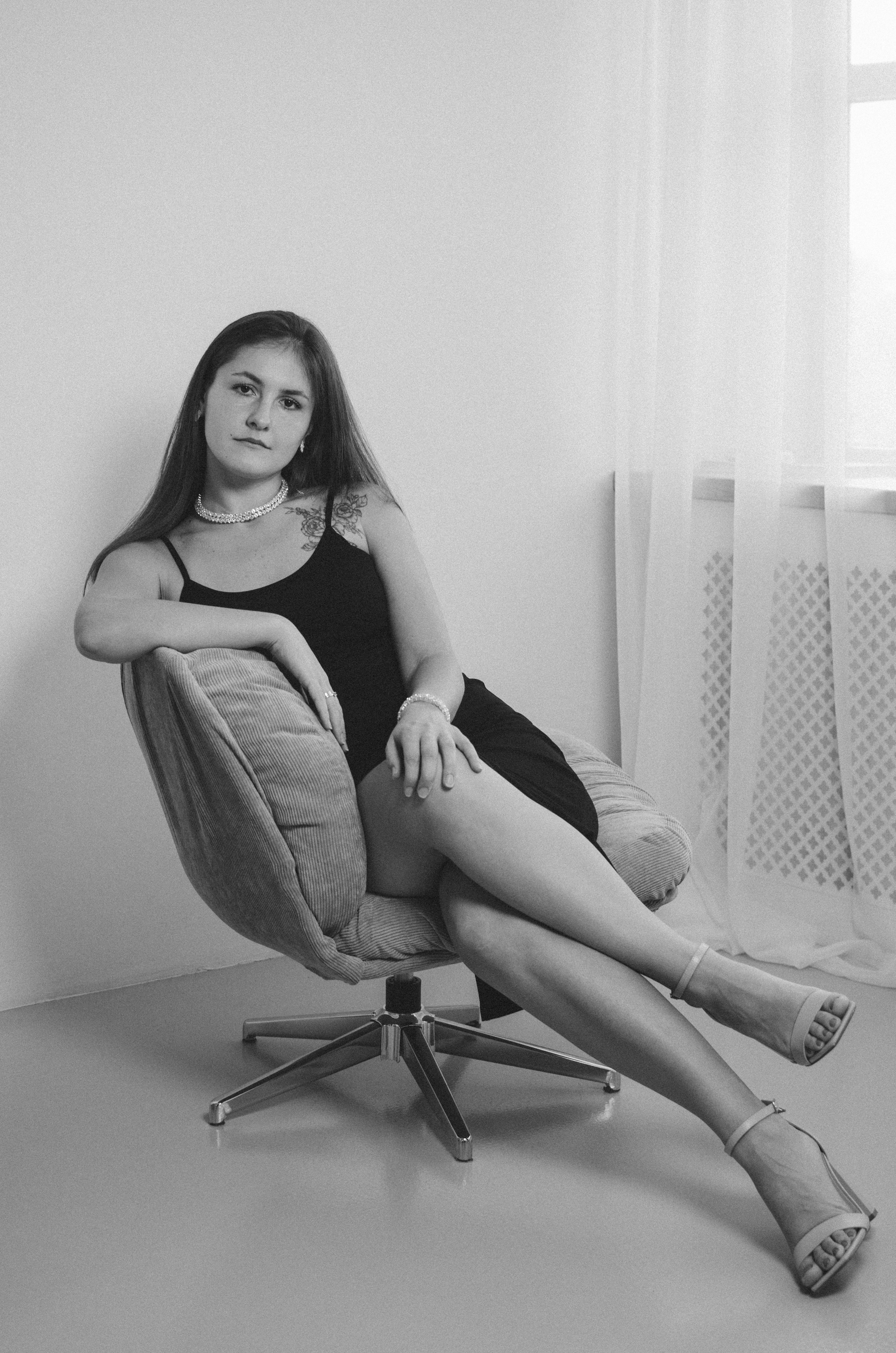 Черно белый женский портрет