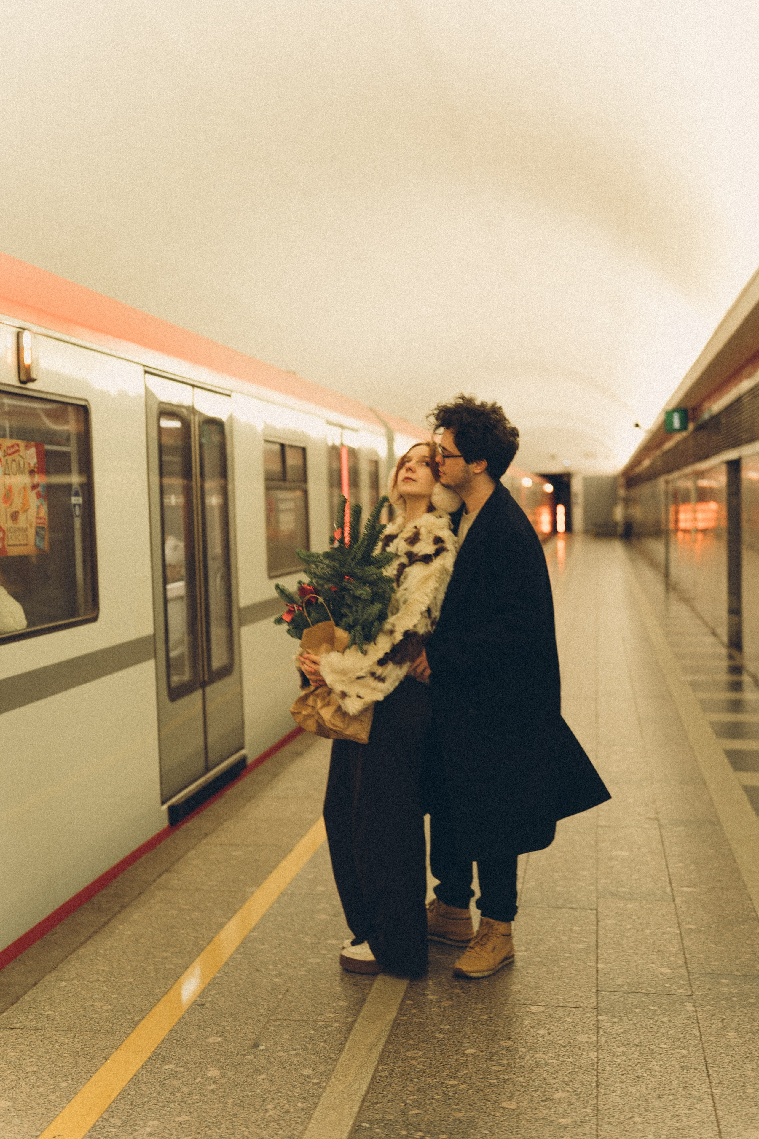НОВОГОДНЯЯ ФОТОСЕСИИЯ ПАРЫ В МЕТРО ЛЮБОВЬ. Профессиональный фотограф, Санкт-Петербург — Виктория Богомолова